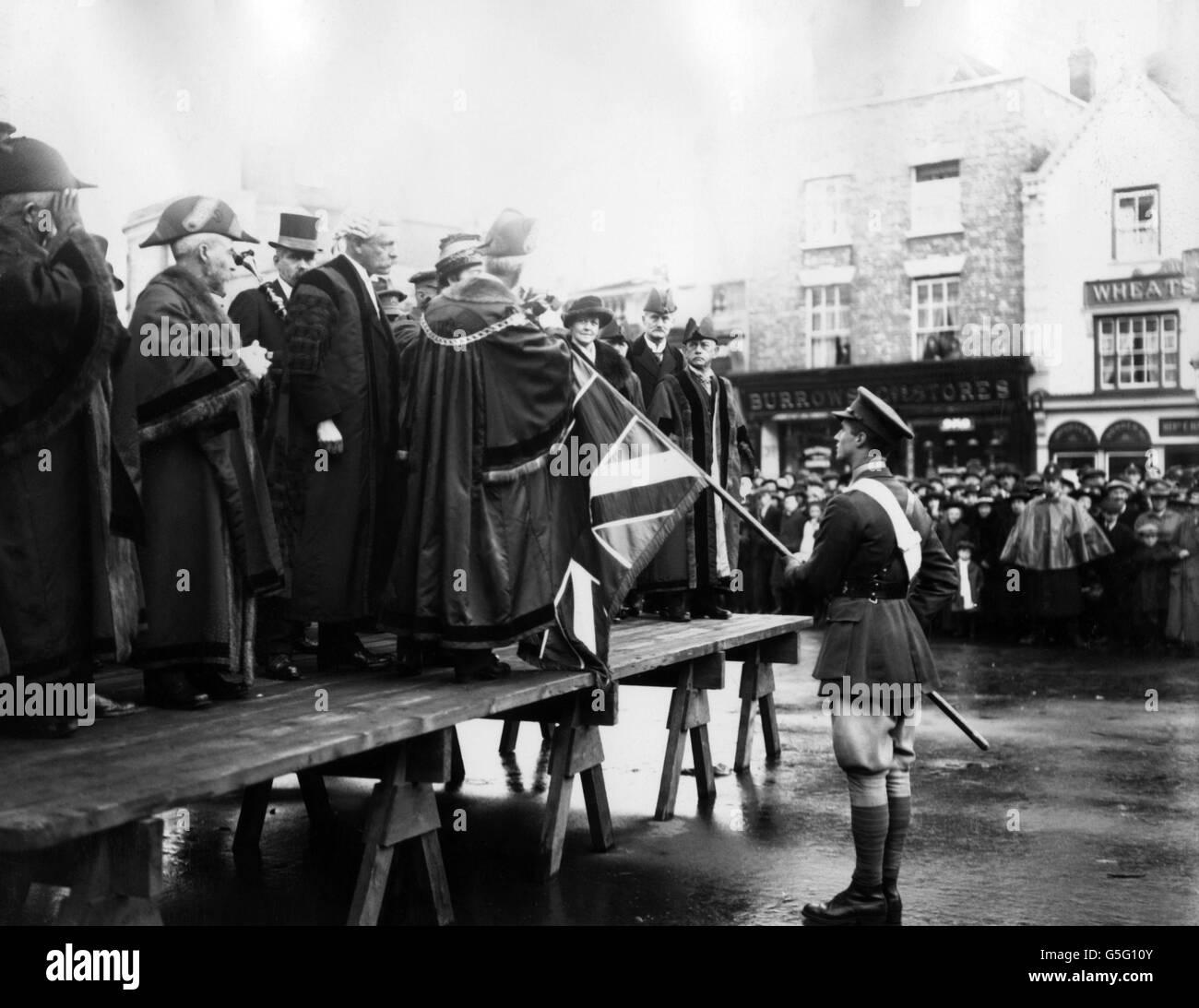 Le 9e Bataillon du East Surrey Regiment est accueilli à la maison. Le maire de Kingston place une couronne sur les couleurs en novembre 20, 1919. Banque D'Images