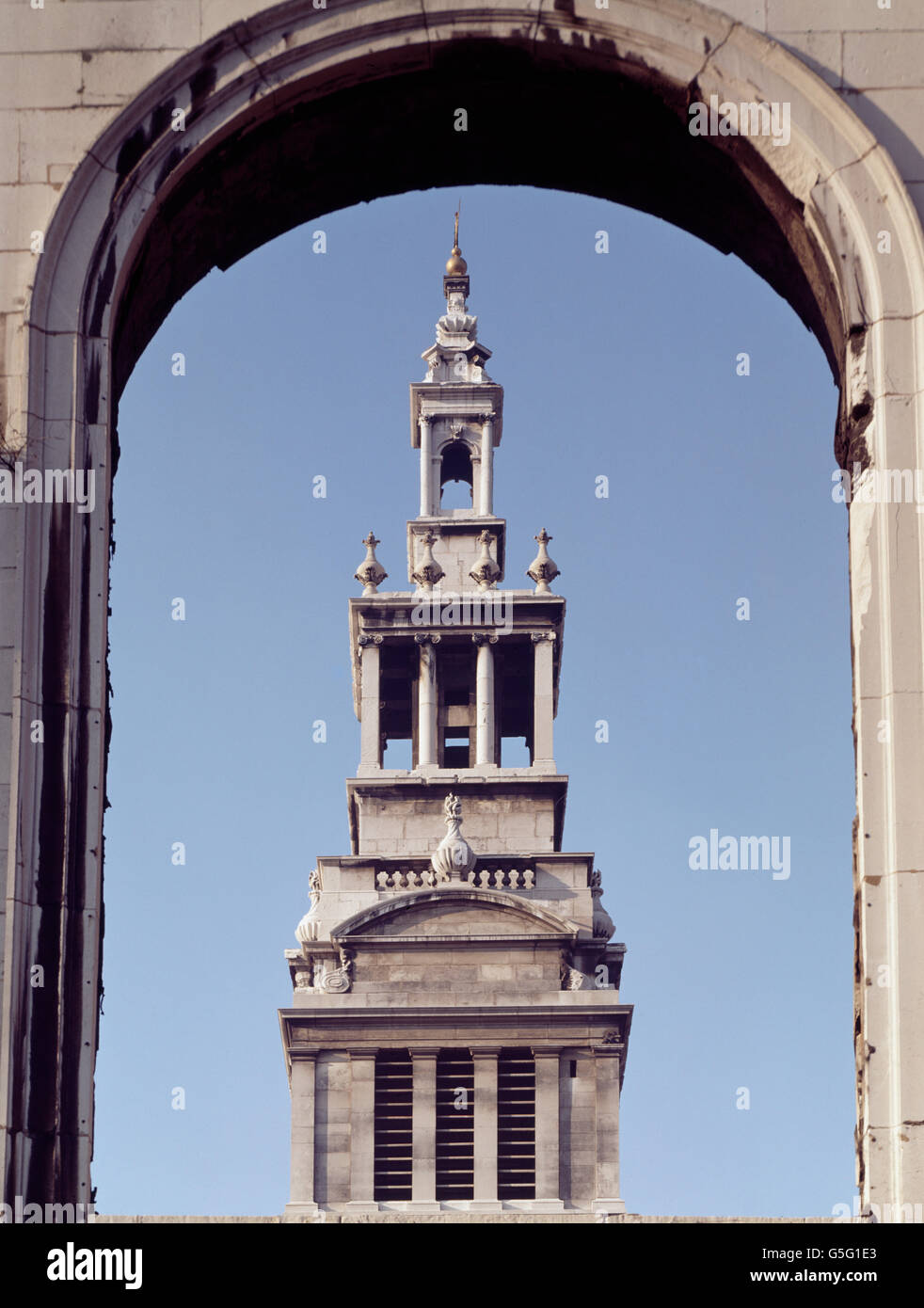 Christ Church Newgate Street, Londres. Grâce à la tour de passage de la fenêtre Banque D'Images