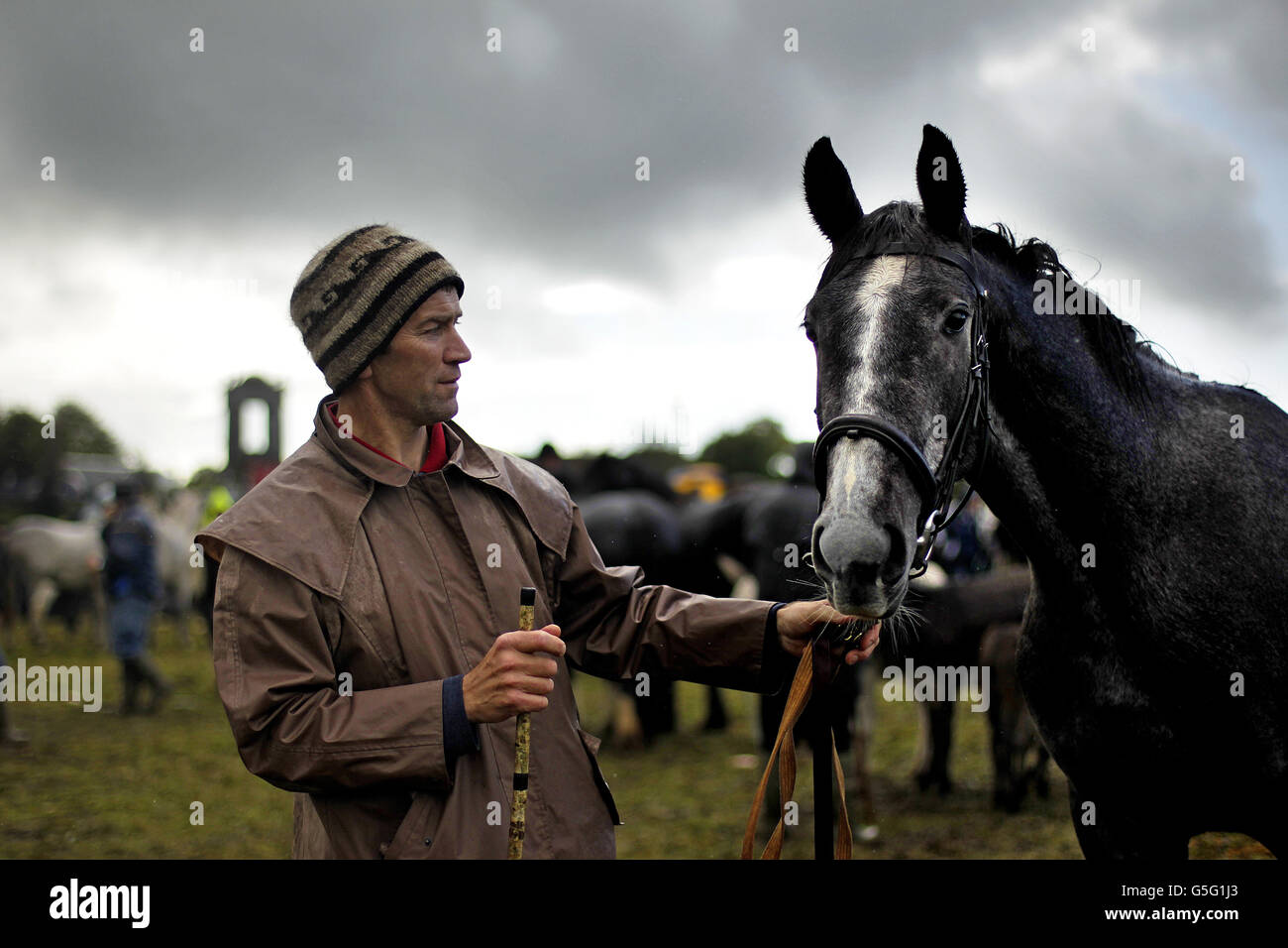 Sean O'Neill attend de vendre son cheval sur le champ d'exposition à la Ballinasloe Horse Fair à Co. Galway, en Irlande. Banque D'Images