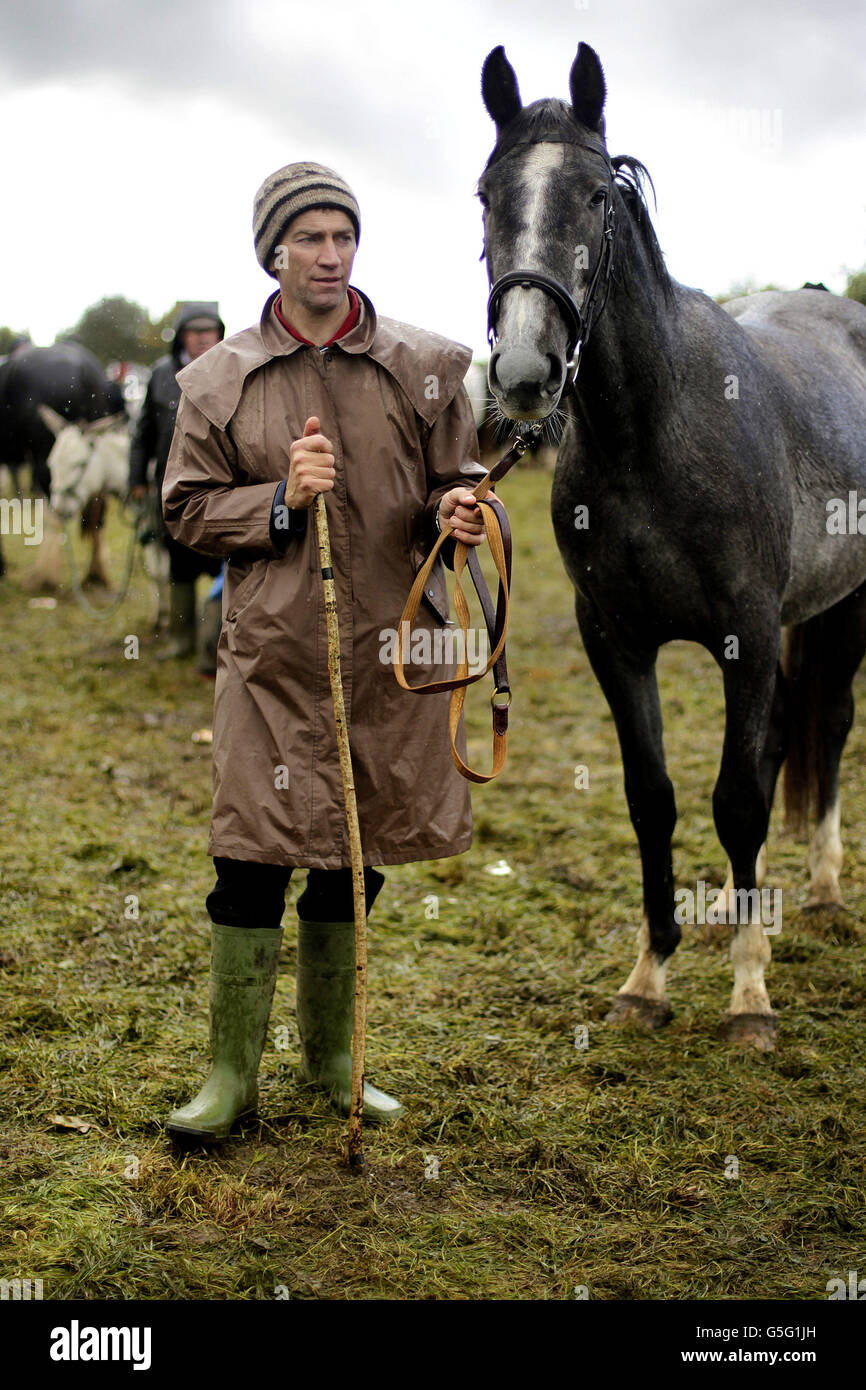 Sean O'Neill attend de vendre son cheval sur le champ d'exposition à la Ballinasloe Horse Fair à Co. Galway, en Irlande. Banque D'Images