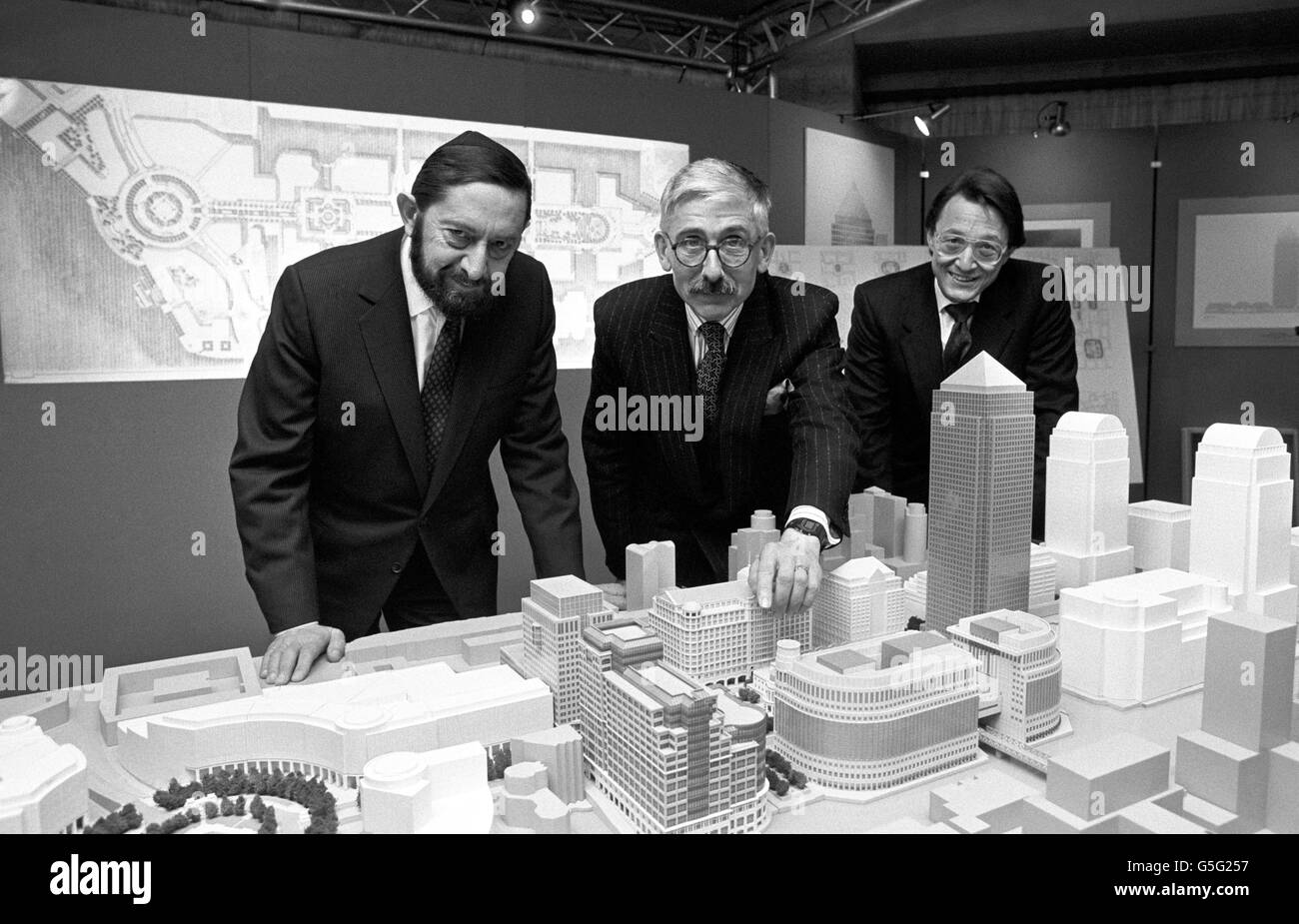 Au Queen Elizabeth II Conference Centre de Londres, on trouve (l-r) Paul Reichmann d'Olympia & York, les développeurs du projet, Sir Roy Strong, conseiller sur les espaces ouverts aux développeurs, et Michael Dennis, chef du projet Canary Wharf. Banque D'Images