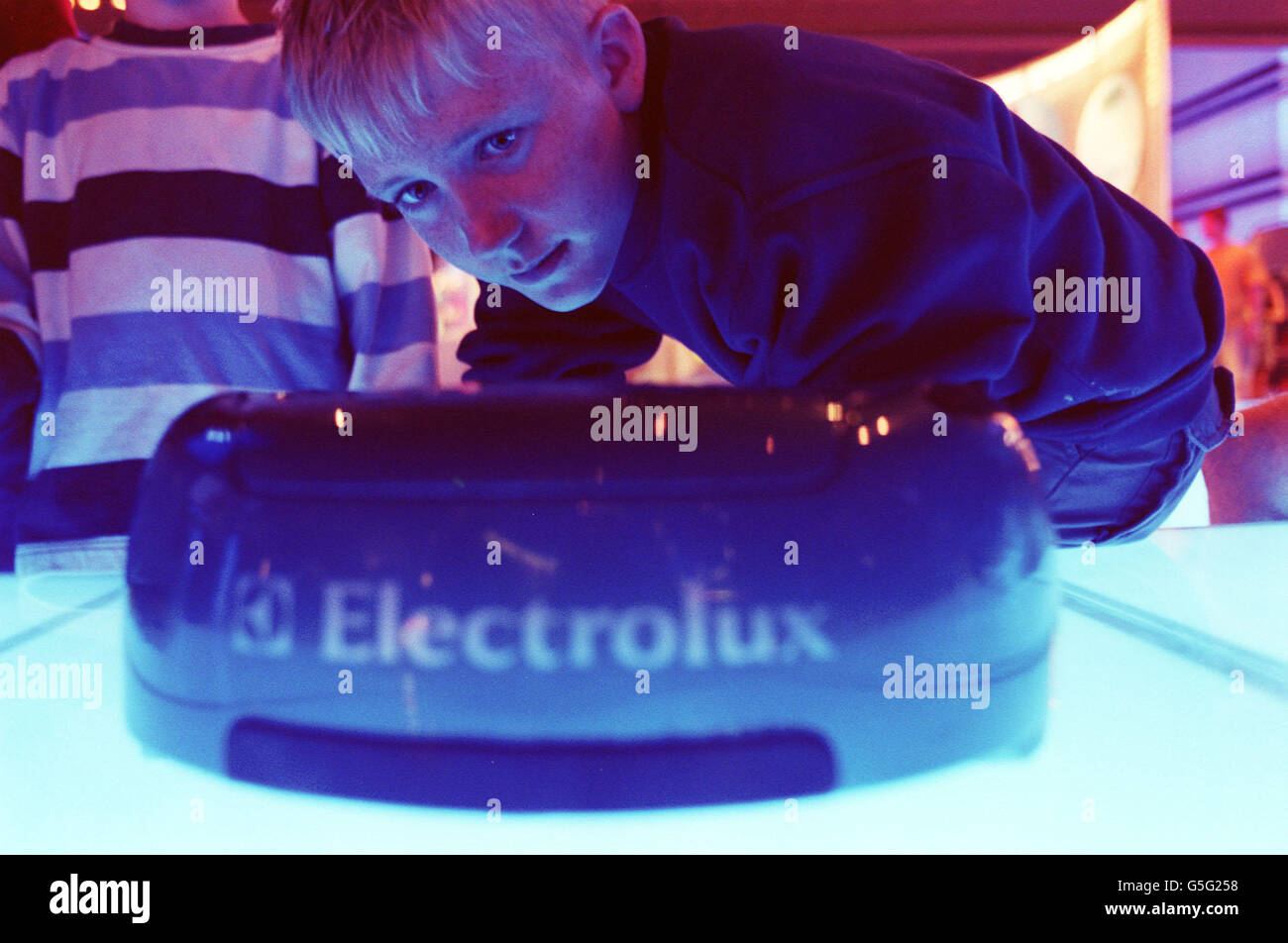 Daniel Marron, 12 ans, de Quorn dans le Leicestershire, examine le prototype de l'Electrolux Robovac (également connu sous le nom de Trilobite) dans le cadre d'une exposition célébrant le 100e anniversaire de l'aspirateur au Musée des Sciences de Londres. * le Trilobite qui est dû à frapper le marché bientôt utilise un radar à micro-ondes, semblable à la façon dont une chauve-souris navigue, pour manœuvrer autour de la pièce qu'il est en train d'aspirer. Banque D'Images