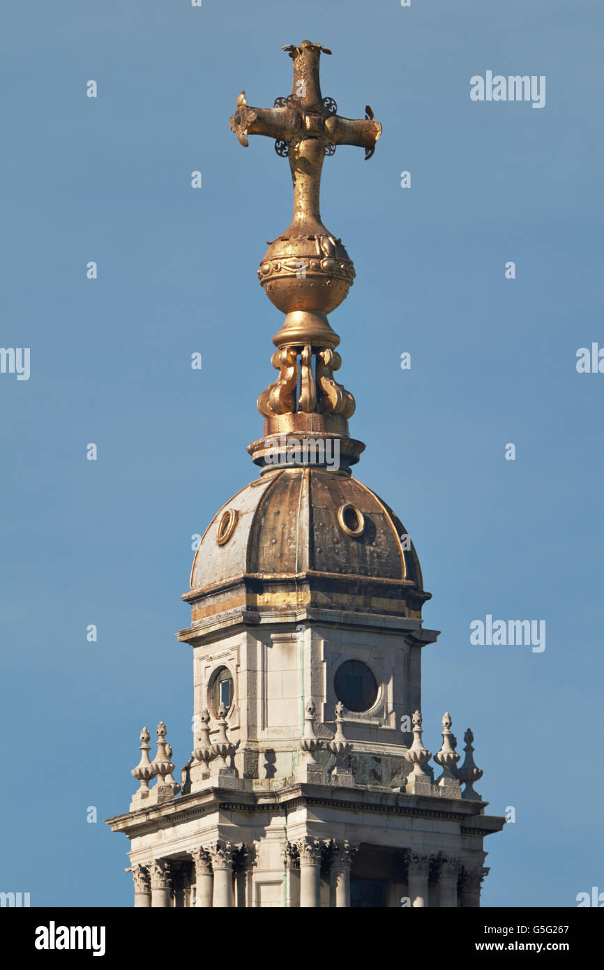 La Cathédrale St Paul, à Londres, en Angleterre. Par Sir Christopher Wren, 1675-1710 : ball et croix au sommet du dôme. Banque D'Images