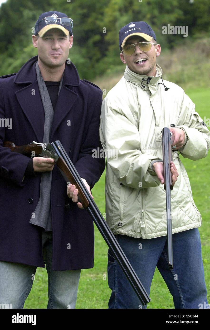 L'acteur Tim Vincent (à gauche) et Paul Danan, qui joue sol Patrick à Hollyoaks et participe au défi Sarasines de l'école de tir Royal Berkshire Pangbourne, un pigeon d'argile en aide à la fondation Prince of Wales Charitable Foundation, sponsorisée par Sarasin. * une banque suisse. Banque D'Images