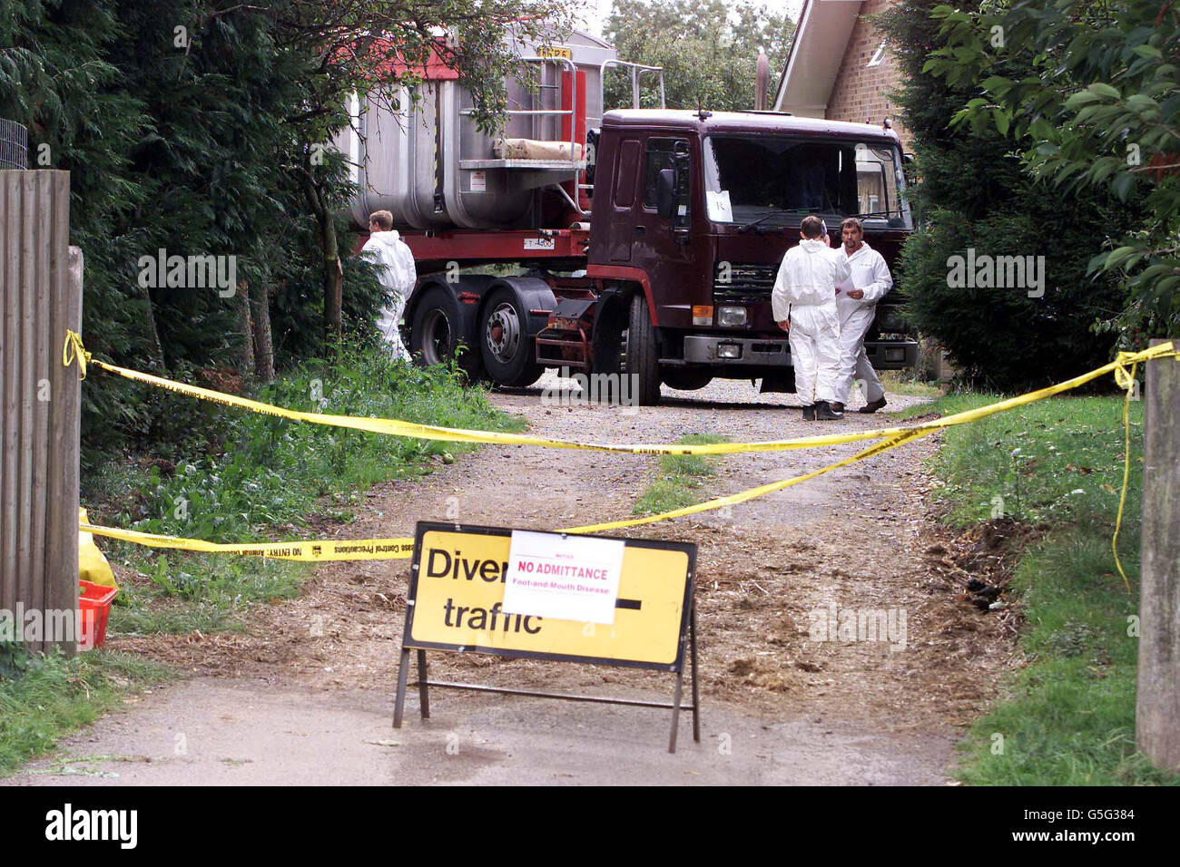 Les vétérinaires du gouvernement effectuent une inspection à pied et à la bouche à la ferme Sketchley Lodge près de Hinkley, dans le Leicestershire, transportant des bovins morts.Des vétérinaires du gouvernement inspectaient la ferme à la recherche de la fièvre aphteuse.* les bovins ineteen dans ces locaux ont déjà été abattus, mais aucun résultat d'essai n'a encore été renvoyé. Banque D'Images