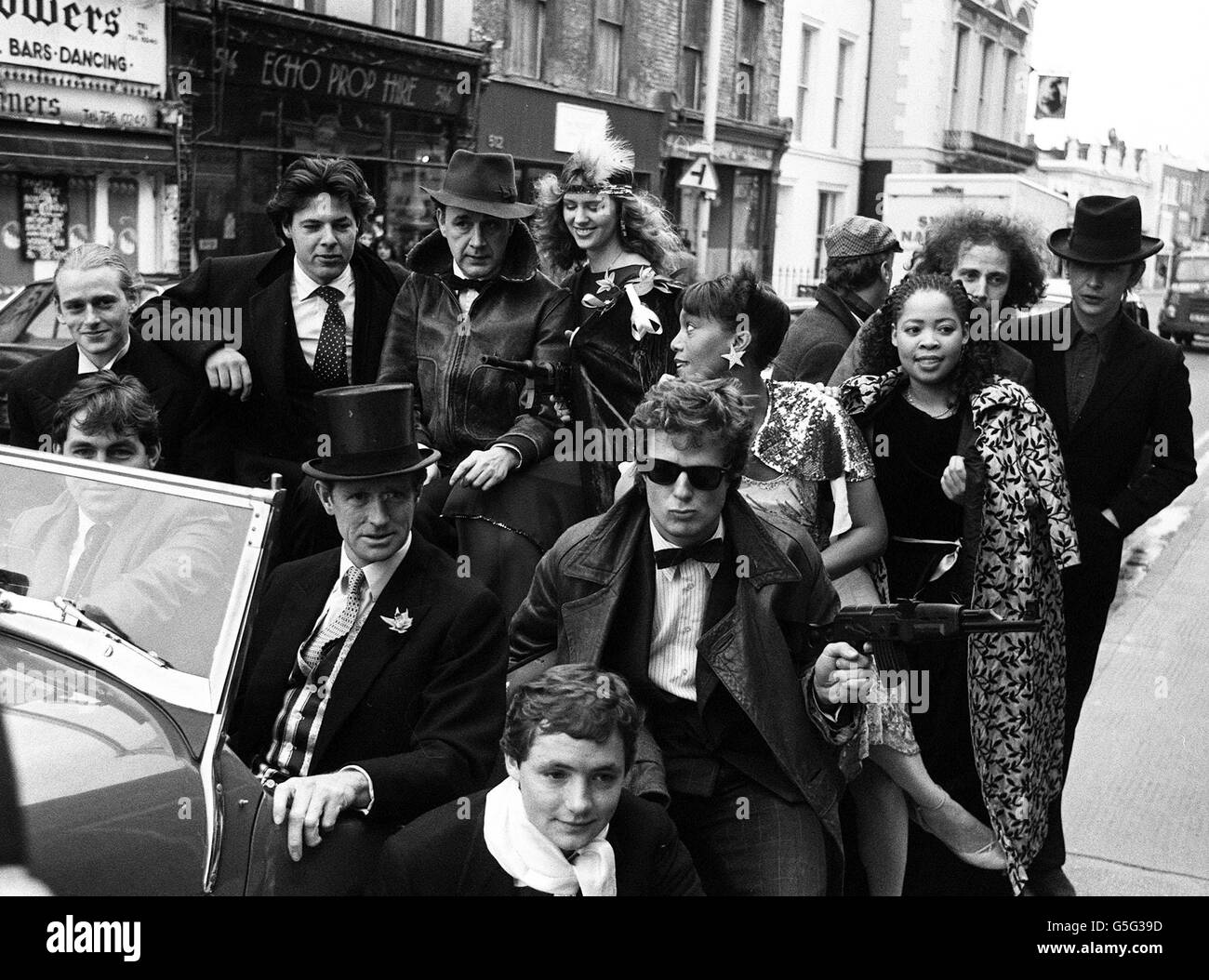 Jockey Walter Swinburn (devant) Showjumper Richard Meade (chapeau haut), avec les Muslicans (derrière) Richard Trotter (L), Bill Lovejoy et Scupptress Katie Braine assistent à une fête pop à Fulham, dans le sud de Londres. Banque D'Images
