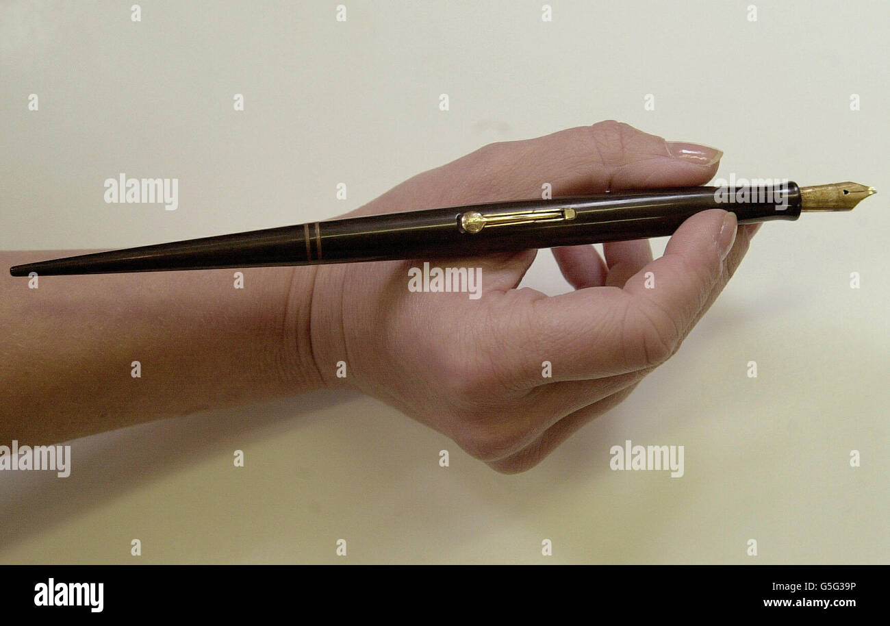 Le stylo plume utilisé par le roi Edward VIII pour signer le document d'abdication le 10 décembre 1936. On s'attend à ce qu'elle passe de 5,000 à 7,000 aux enchères à Bonhams et Brooks à Londres. * 10/9/01 de la plume utilisée par le roi Edward VIII pour signer le document d'abdication, qui est en vente. La signature d'Edward sur l'instrument d'abdication on1936, a scellé la fin de son règne de 325 jours, lui permettant de se marier avec le divorcé Wallis Simpson. Le stylo historique, le modèle idéal de Waterman dans sa boîte d'origine, devait aller jusqu'à 7,000 personnes à Bonhams & Brooks à Knightsbridge. Banque D'Images