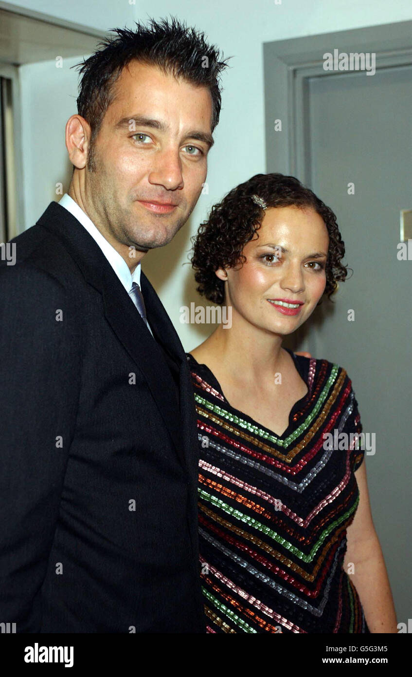 Clive Owen et sa femme Sarah-Jane arrivent au cinéma Odeon Kensington pour la première de Greenfingers. Banque D'Images