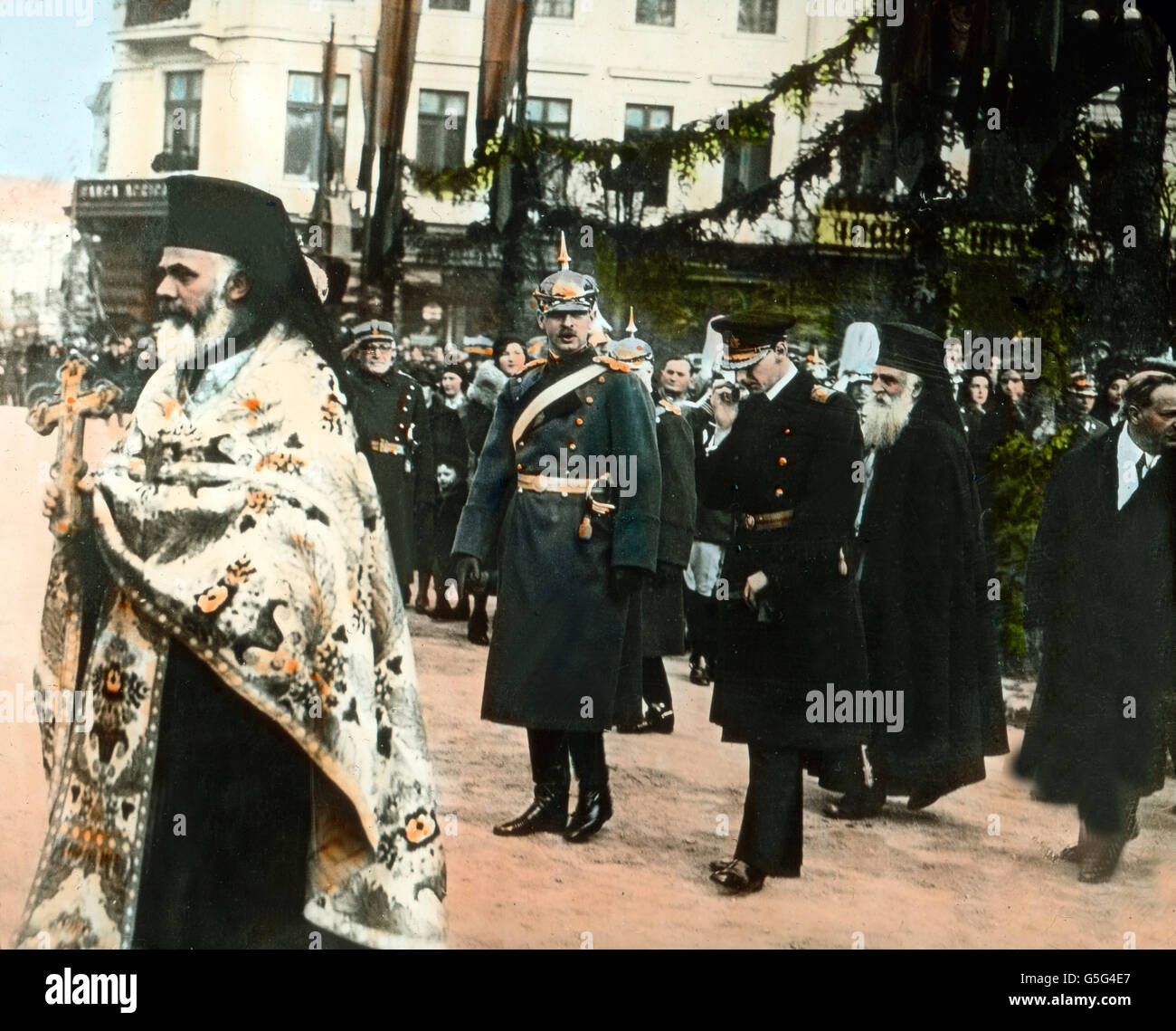 Der König von Rumänien, Karol II von Hohenzollern-Sigmaringen und sein Bruder Prinz Konstantin bei der großen Wasserweihe am 6. 08 janvier 1931. Célébration de la Sanctification de l'eau, le Roi Carol II de Roumanie et son frère le prince Constantin sur 6. Janvier 1931.. Roumanie, le sud-est de l'Europe, des Balkans, de l'histoire, historique, années 10, 20, 20e siècle, archive, Carl Simon, coloriés à la main lame en verre, église, religion, orthodoxe, prêtre, procession, rue, foule, gens, la collecte Banque D'Images