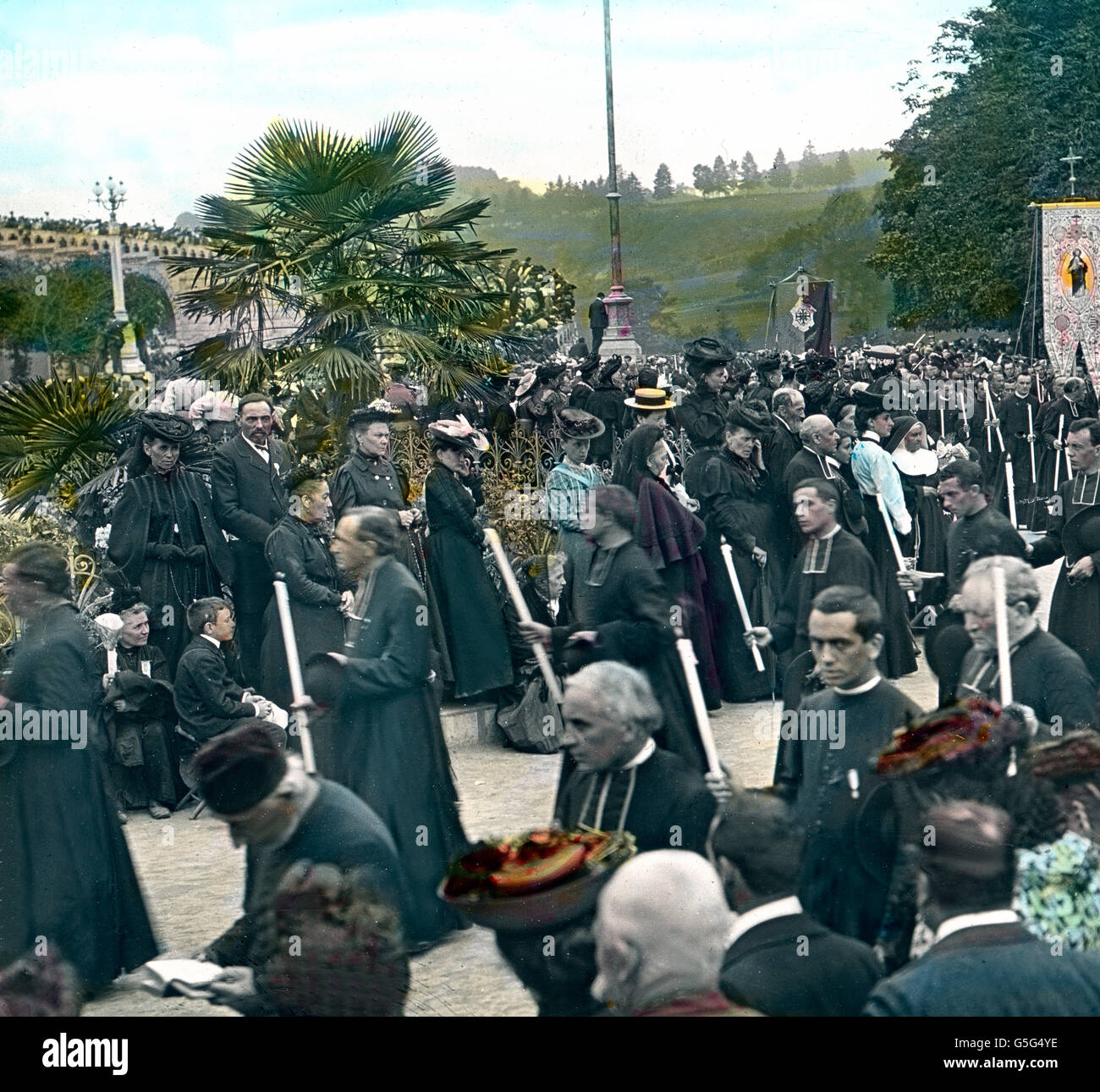 Lourdes, Sakramentsprozession. Sacrement procession à Lourdes. Europe, France, Lourdes, Pilgrim, pèlerinage, de la religion, de l'histoire, historique, années 10, 20, 20e siècle, archive, Carl Simon, église, prédicateurs, pasteurs, prêtres, personnes Banque D'Images