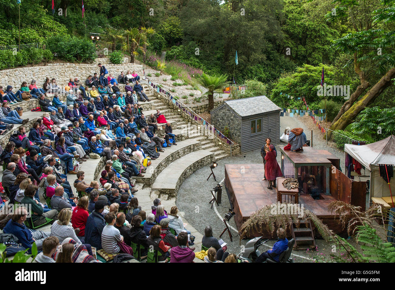 L'auditoire au début de Miracle Theatre's Performance de la vie est un rêve à l'amphithéâtre Trebah Gardens, à Cornwall. Banque D'Images