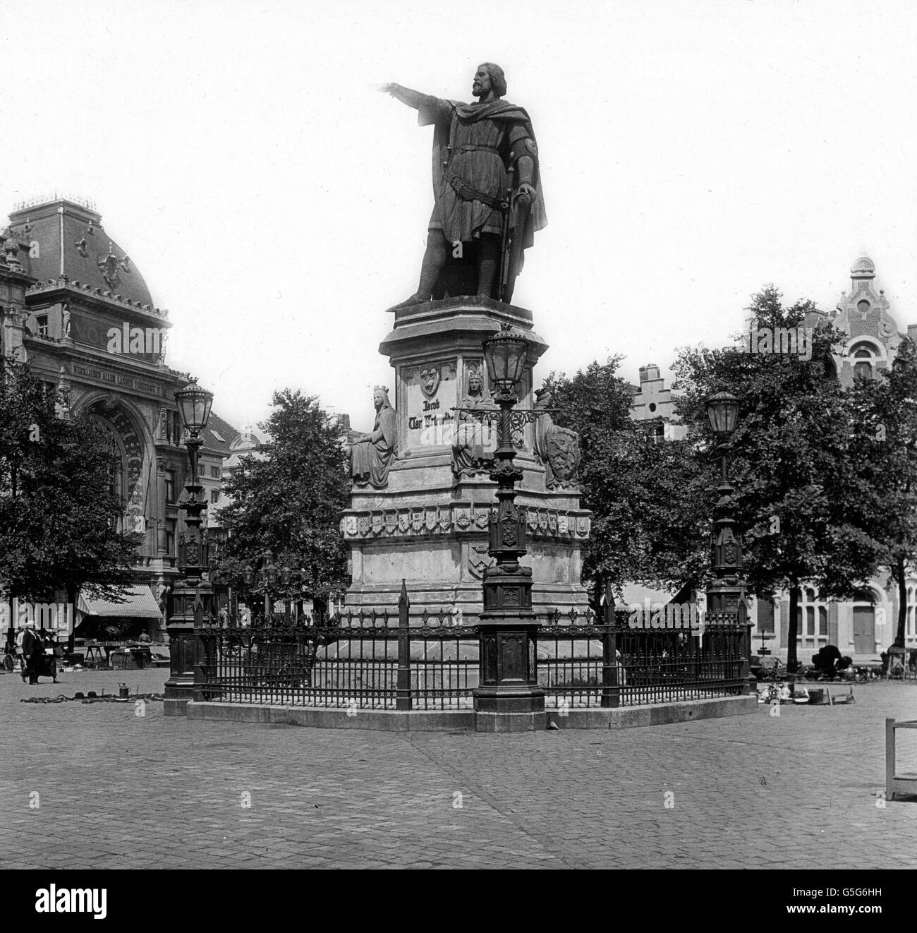 Gent, Denkmal von Jacob van Artevelde. L'Jacob van Artevelde monument à la ville de Gand en Belgique. statue, carré, noir et blanc, d'une clôture, Flamands néerlandophones, flamand, Europe, Belgique, voyages, histoire, historique, années 10, 20, 20e siècle, archive, Carl Simon, lame de verre Banque D'Images