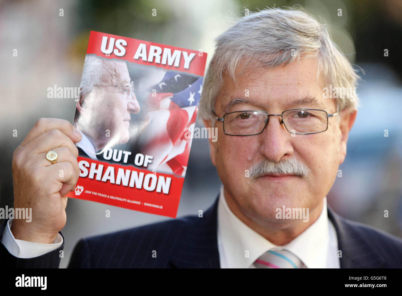 Roger Cole, président de l'Alliance pour la paix et la neutralité, tient aujourd'hui une brochure présentant le président Michael D Higgins lors du lancement de la brochure sur l'aéroport de Shannon, la guerre et les présentations à l'hôtel Buswell, à Dublin. Banque D'Images