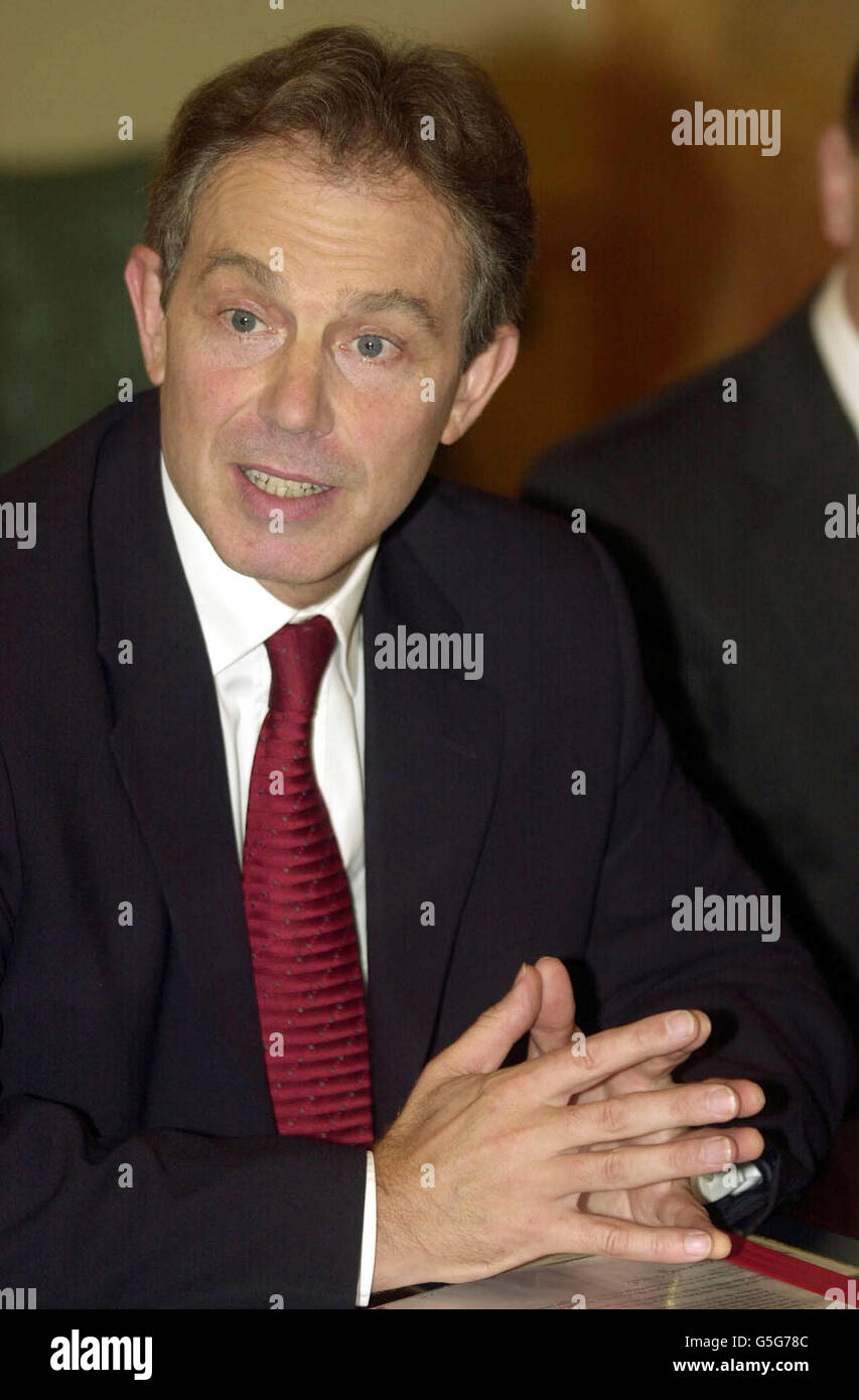 Le Premier ministre britannique Tony Blair s'entretient avec les dirigeants de toutes les principales religions britanniques qui se sont réunis pour discuter avec lui des opérations militaires et humanitaires en Afghanistan, à Downing Street. Banque D'Images