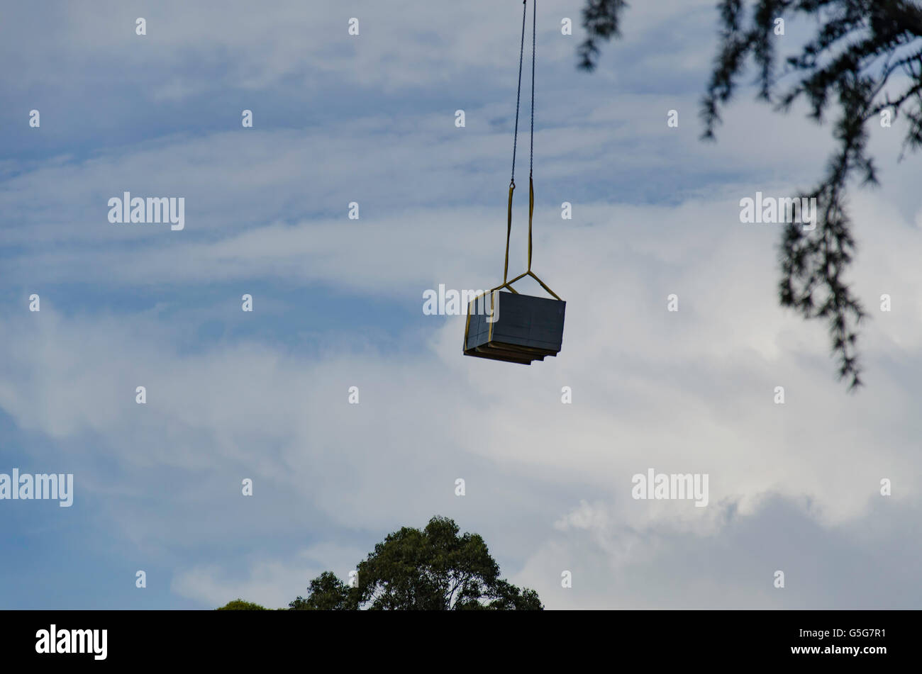 Les matériaux de construction à travers l'air swing comme le sont déplacés sur un chantier de construction Banque D'Images