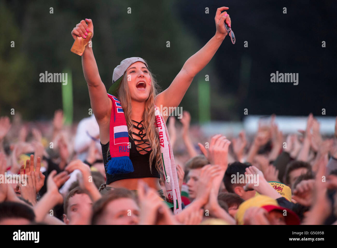 Pays de Galles football supporters célébrer après avoir vu leur équipe de football a battu la Russie dans le groupe B phase de l'Euro 2016. Banque D'Images