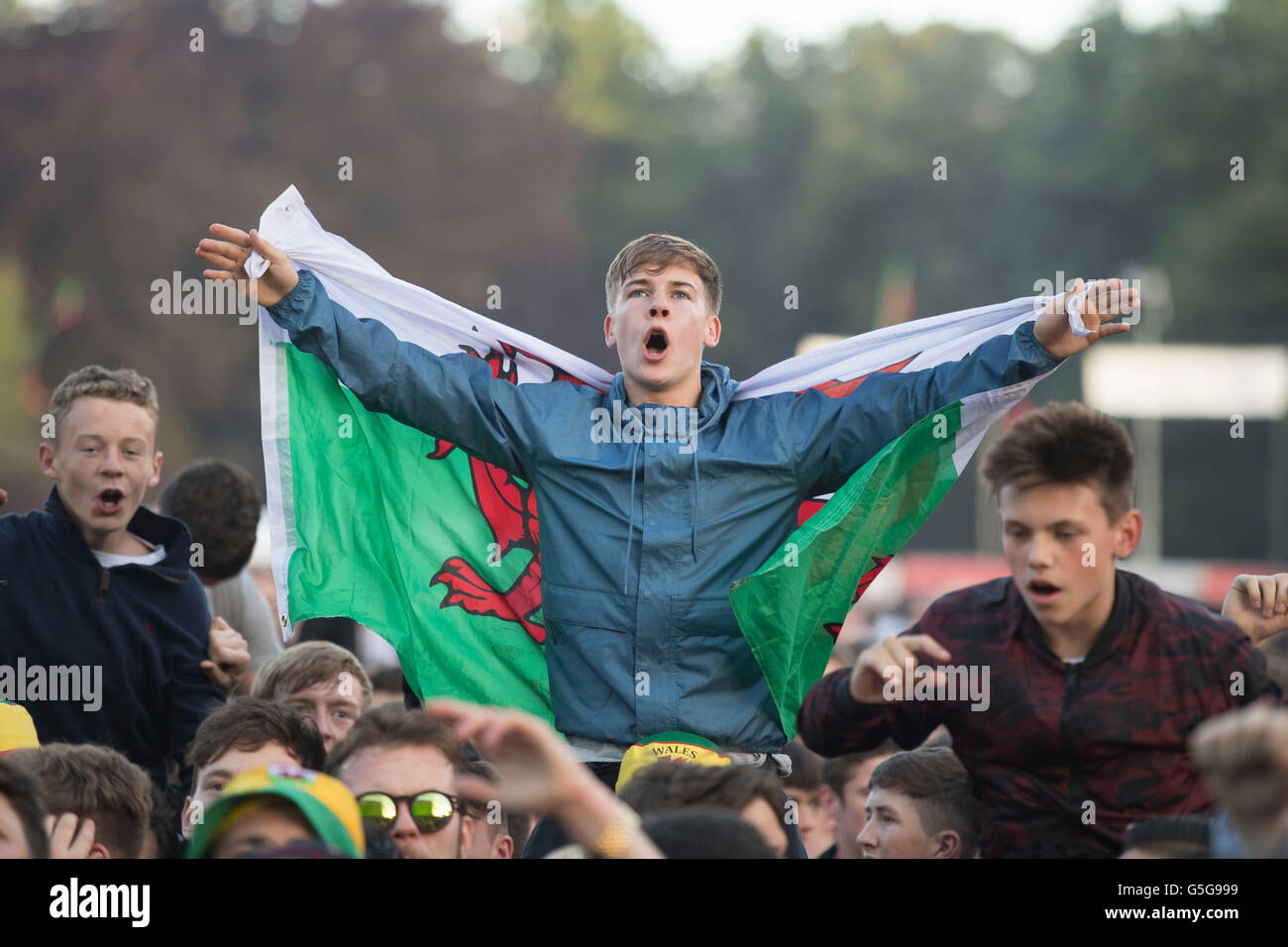 Les amateurs de football du Pays de Galles au Pays de Galles partisans Fan Zone dans Cooper's Field, Cardiff, pour l'Euro 2016 Pays de Galles v Russie jeu. Banque D'Images