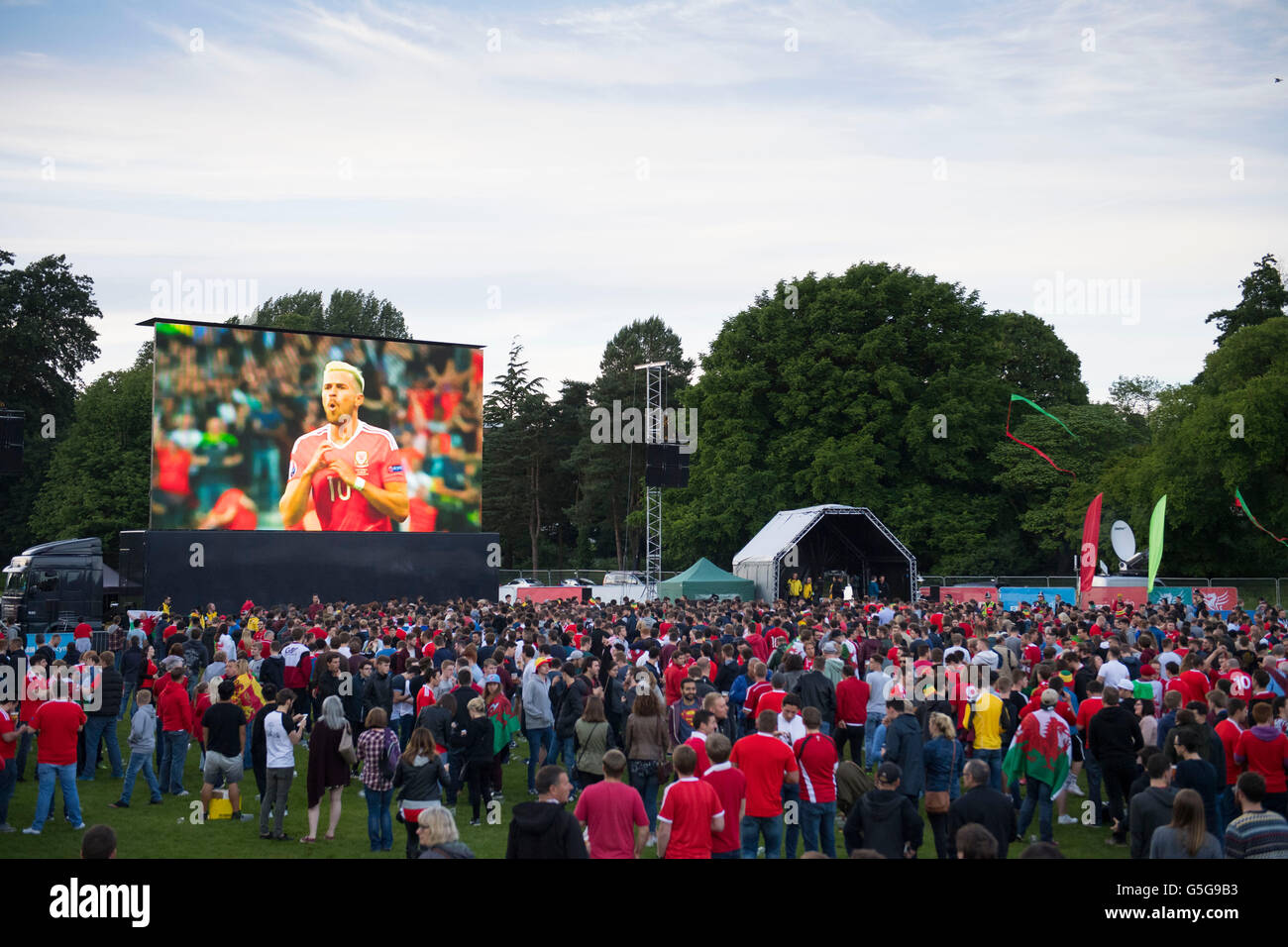 Les amateurs de football du Pays de Galles au Pays de Galles partisans Fan Zone dans Cooper's Field, Cardiff, pour l'Euro 2016 Pays de Galles v Russie jeu. Banque D'Images