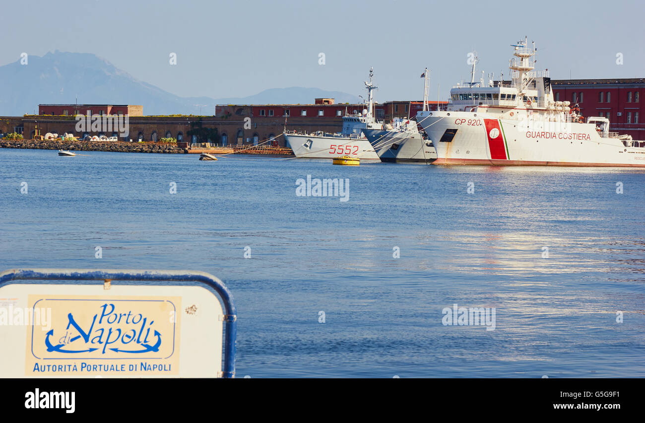 Guardia Costiera garde-côtes italiens bateaux amarrés au port de Naples Campanie Italie Europe Banque D'Images