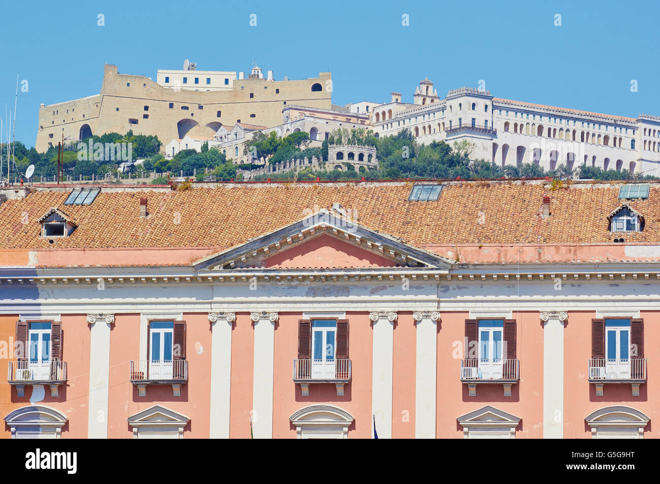 Castel Sant' Elmo et sur le droit Certosa di San Martino vu de la Piazza del Plebiscito Naples Campanie Italie Europe Banque D'Images