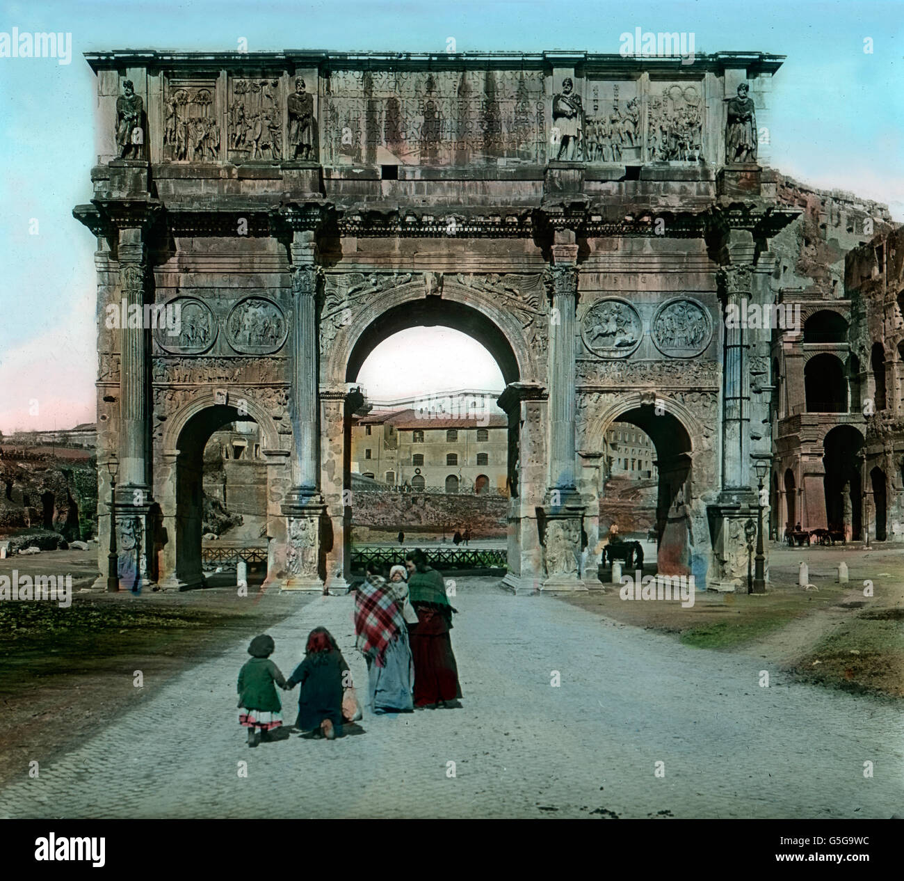 Der Triumphbogen des Konstantin en Rom. L'Arc de triomphe de Constantin à Rome. Arch, l'architecture, ancienne, romaine, la pierre, les monuments, les gens, les femmes, les enfants, monument, Europe, Italie, Rome, histoire, historique, années 10, 20, 20e siècle, archive, Carl Simon, à la main, lame de verre, porte, entrée privée Banque D'Images
