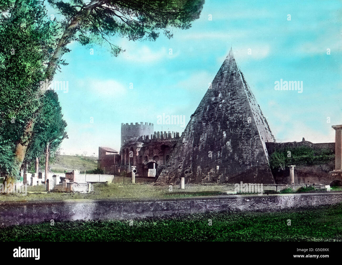 Die Pyramide des Cestius en Rom. La Pyramide de Cestius dans la ville de Rome. immeuble, l'architecture, pyramide, Egyptianm, parc, ancienne, romaine, Europe, Italie, Rome, histoire, historique, années 10, 20, 20e siècle, archive, Carl Simon, à la main, lame de verre Banque D'Images