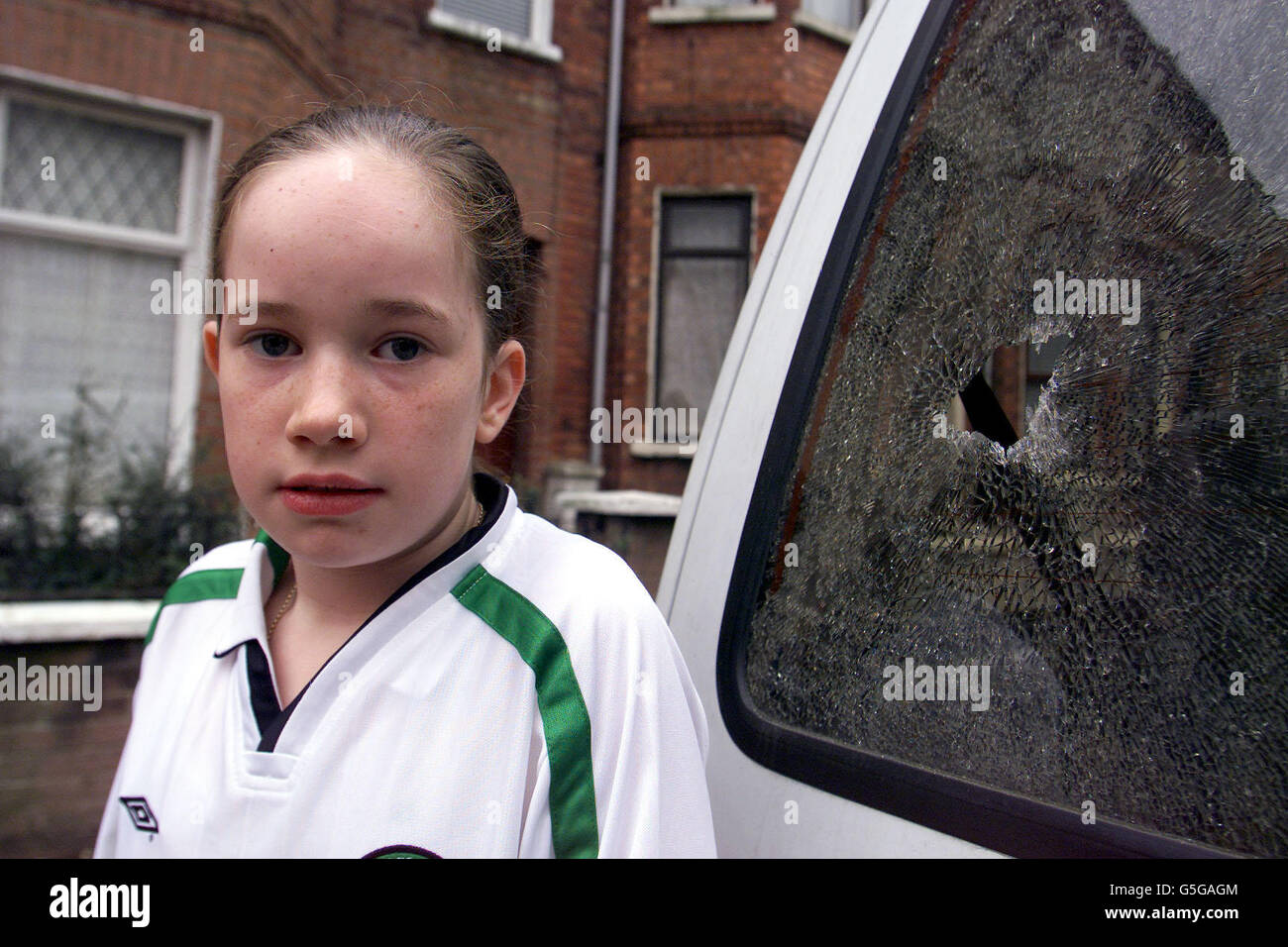 Nadine Quigley, 11 ans, de Newington Avenue dans le nord de Belfast . Elle a été blessée à la poitrine après une explosion de bombe à pipe la nuit dernière alors qu'elle jouait avec une amie à l'extérieur de sa maison. L'appareil a explosé alors qu'il a frappé le sol et les deux filles ont été emmenée à l'hôpital. * les Loyalistes ont lancé le dispositif dans cette interface sectaire comme les émeutes sporadiques se sont poursuivies après qu'un jeune protestant a été abattu hier après-midi. Le secrétaire de Sate John Reid a décrit les bombardiers comme des écumes. Banque D'Images