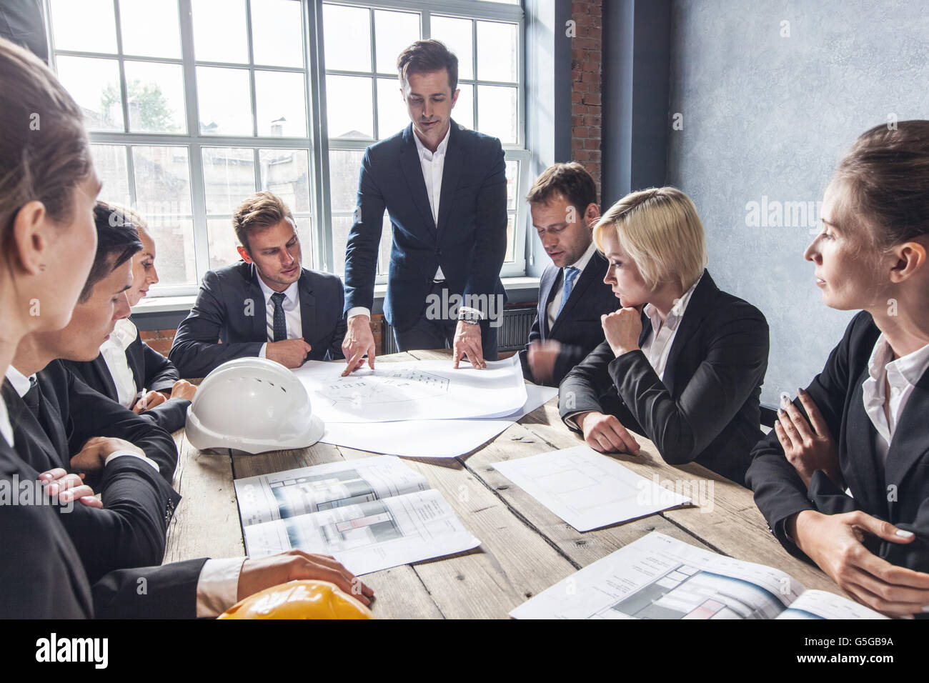 Les gens d'affaires de groupe rencontre avec l'architecte ingénieur en construction à plan de construction Banque D'Images