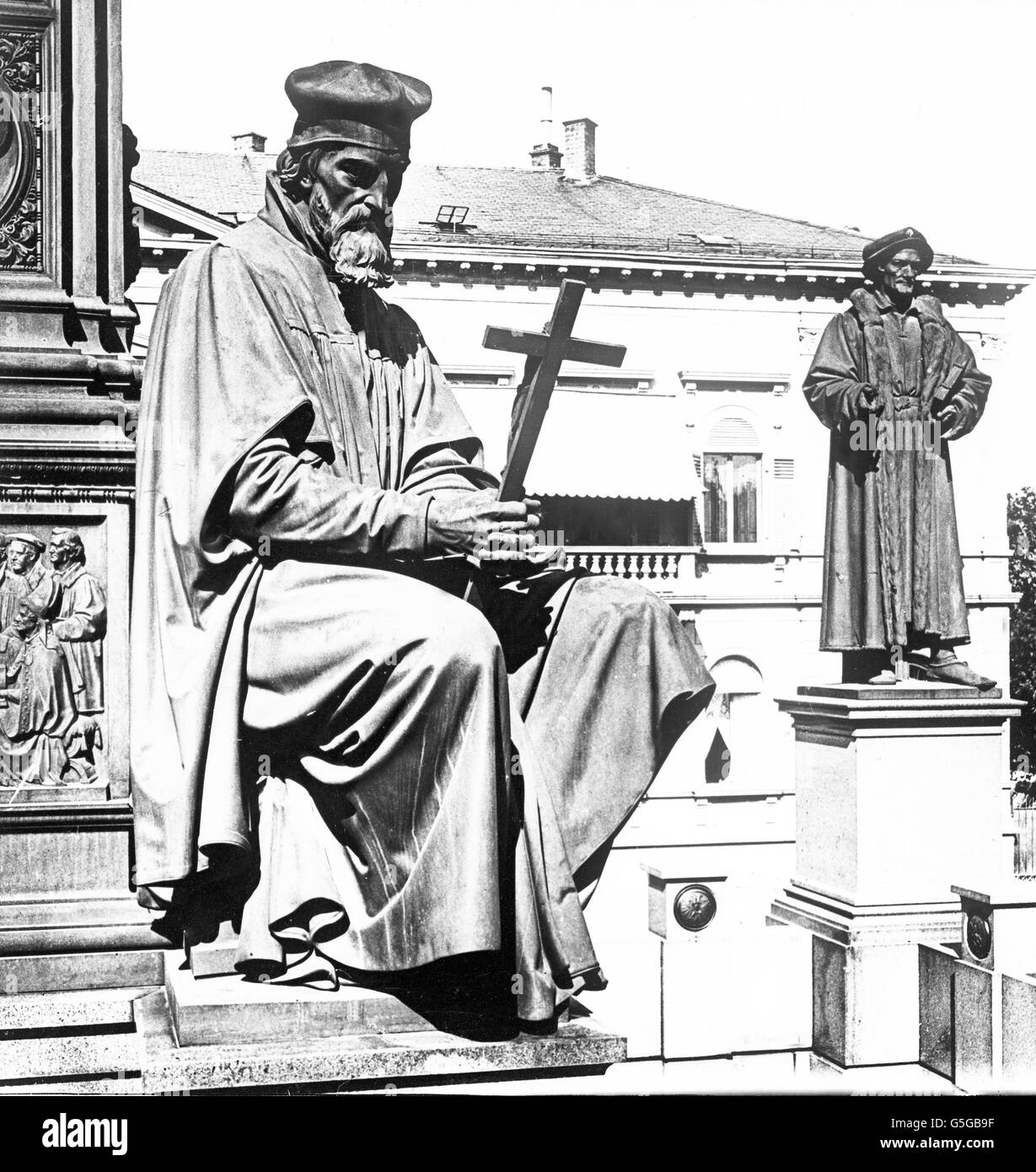 Böhmische der Reformator Jan Hus als Figur suis Martin Luther Denkmal zu vers. Le réformateur tchèque Jan Hus comme sculptrue du mémorial Martin Luther dans la ville de Worms. Banque D'Images