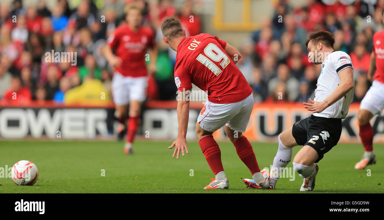 Football - npower football League Championship - Nottingham Forest v Derby County - City Ground.Simon Cox de Nottingham Forest s'attaque tard sur John Brayford du comté de Derby pour ne gagner qu'une carte jaune Banque D'Images