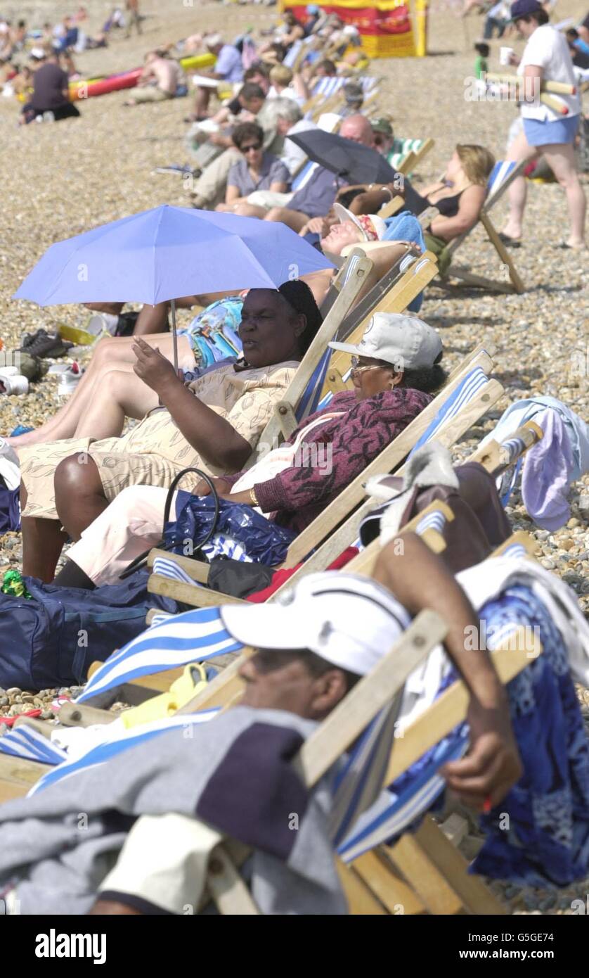 Les vacanciers apprécient le soleil sur la plage de Brighton, Bank Holiday. Les températures de ce week-end de vacances ont été parmi les plus élevées depuis le début des records. 28/05/2004: Un nombre record de plages britanniques sont recommandées cette année pour leur bonne qualité des eaux de baignade en mer, il a été révélé vendredi 28 mai 2004. La Marine conservation Society a déclaré que les 453 plages incluent une augmentation de 70% en Ecosse, qui a 56 plages recommandées cette année, par rapport à 33 en 2003. 28/08/04: Les vacanciers britanniques rentrent chez eux à 115 des amendes de retard de paiement pour les factures de ménage et les cartes de crédit, il a été révélé. Banque D'Images