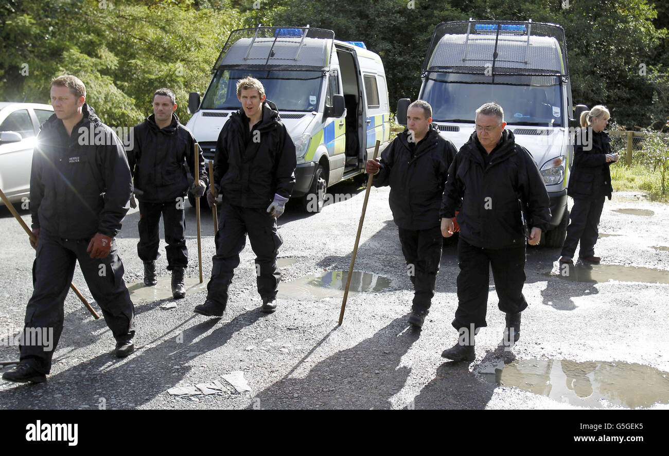 Des policiers gallois foutent près d'une maison appelée Mount Pleasant dans le village de Ceinws, considéré comme la dernière résidence de Mark Bridger, suspect dans l'enlèvement d'avril Jones. Banque D'Images