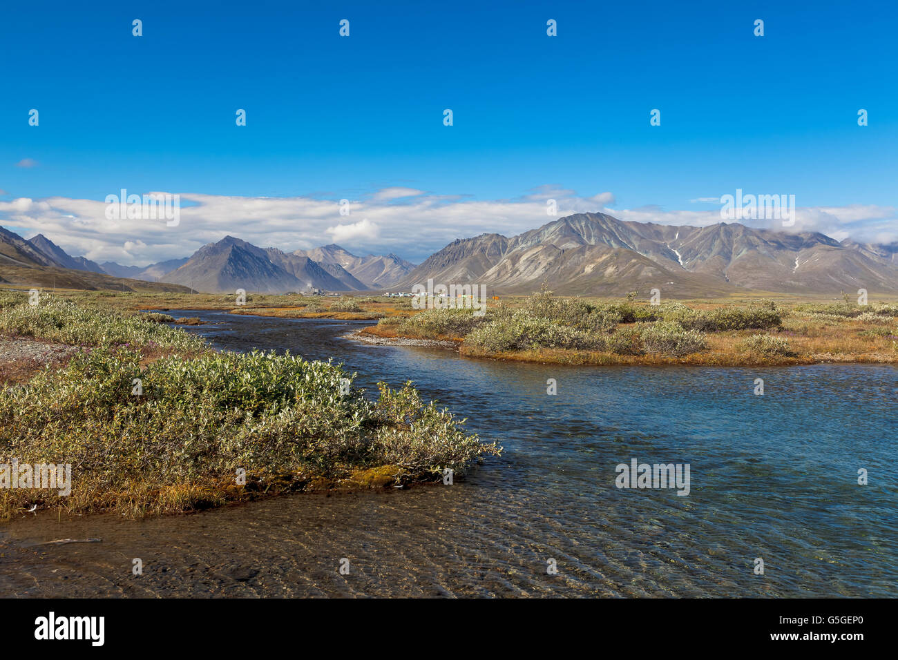 Tundra en face de la rivière plier avec des montagnes au-dessus du cercle arctique, Russie Banque D'Images