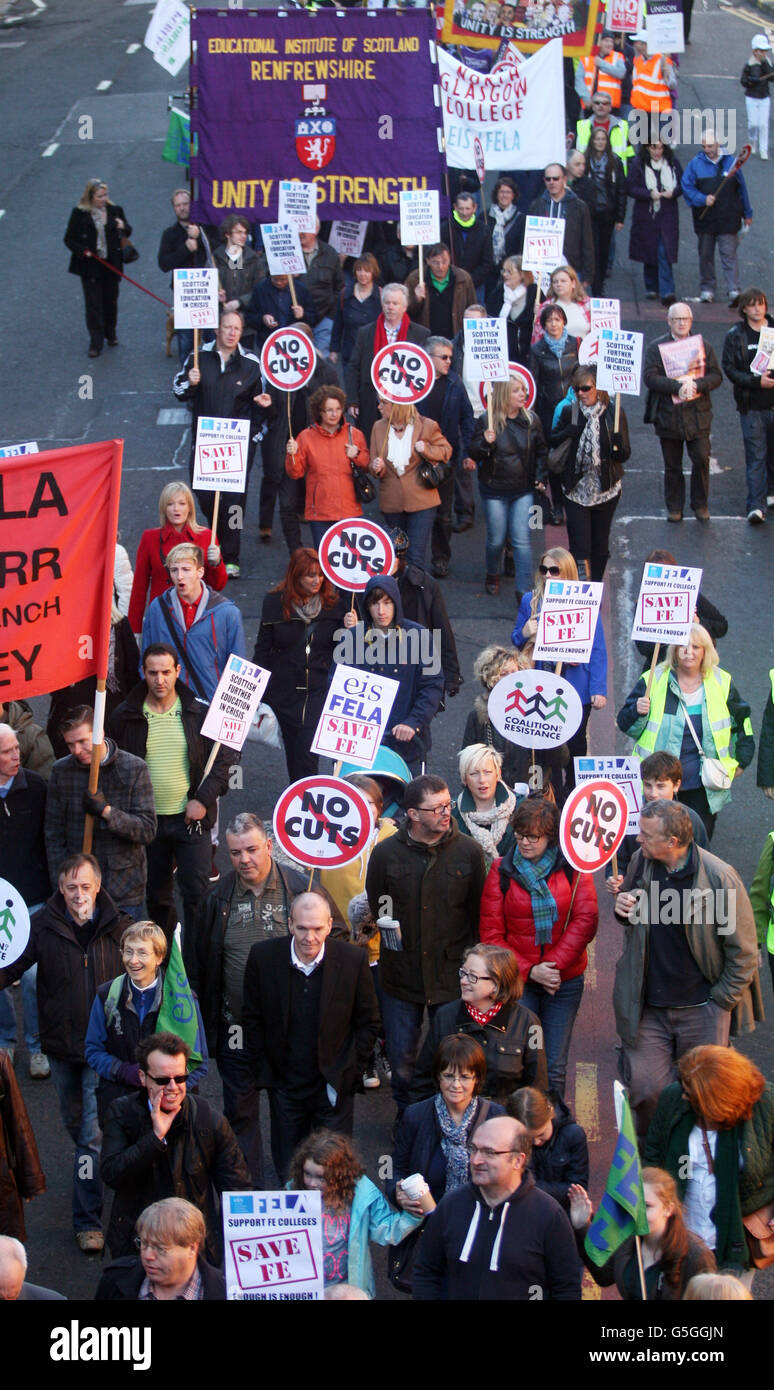 Les enseignants et les conférenciers protestent contre les réductions dans le secteur de l'enseignement supérieur (FE) lors d'une marche de l'Institut d'éducation d'Écosse (EIS) à travers le centre-ville de Glasgow. Banque D'Images