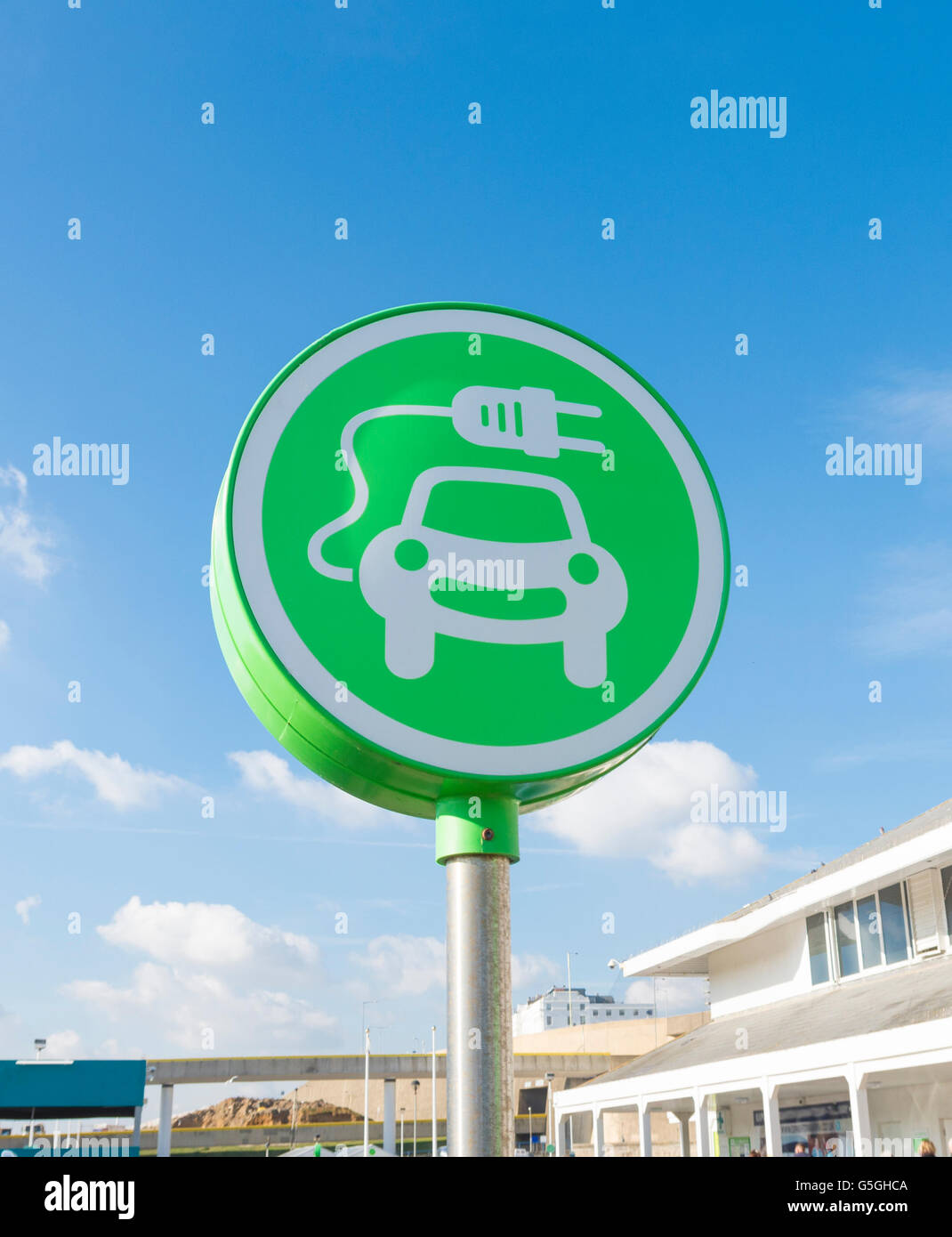 Voiture électrique vert symbole de la station de charge à Brighton, Royaume-Uni Banque D'Images