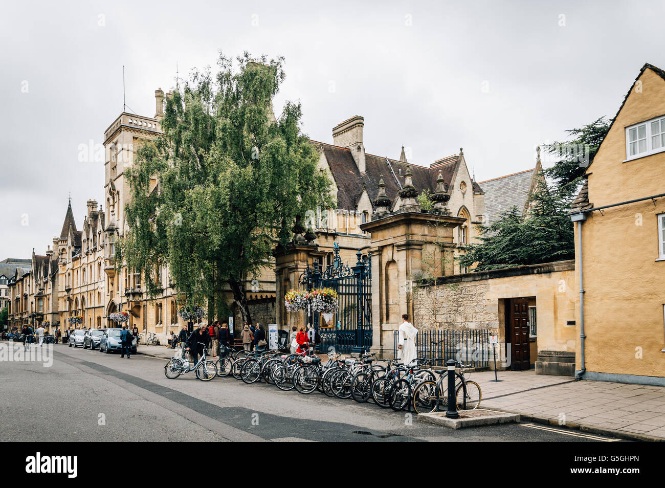 Oxford, Royaume-Uni - 14 août 2015 : Broad Street à Oxford. Scène de rue avec des vélos garés un jour nuageux. La rue est connue pour i Banque D'Images