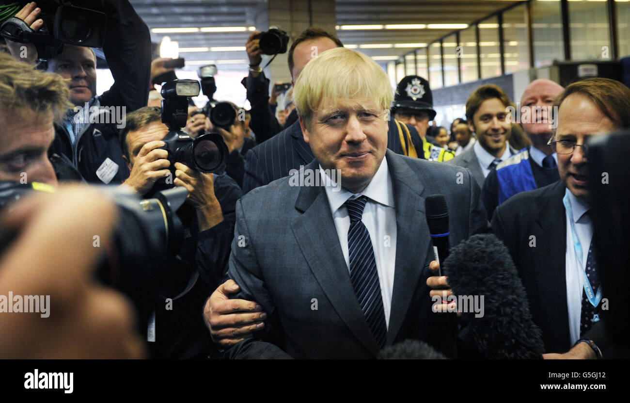 Le maire de Londres Boris Johnson arrive à Birmingham New Street Station avant d'assister à la conférence du Parti conservateur aujourd'hui. Banque D'Images