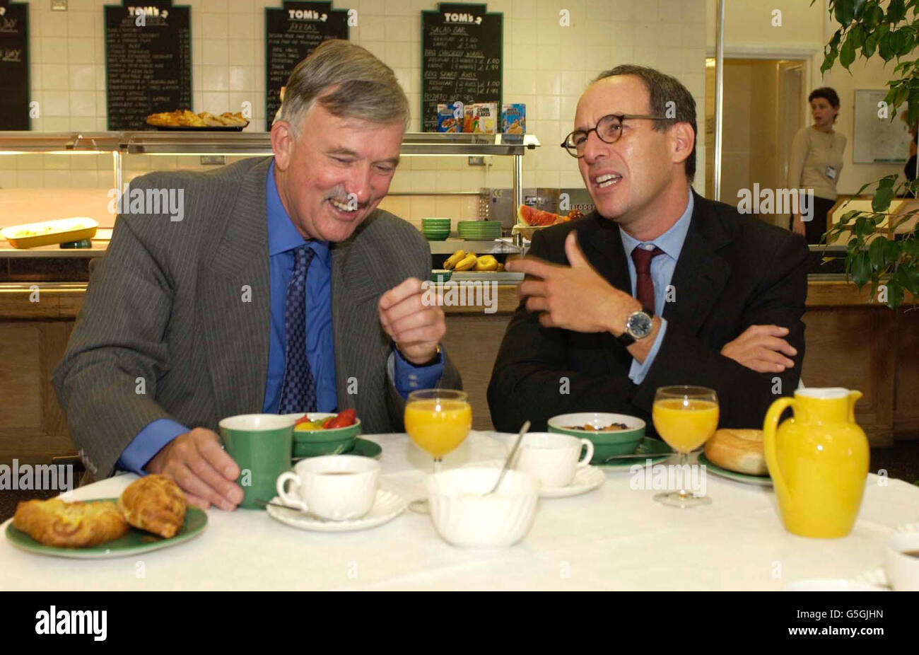 Loyd Grossman (R), présentateur et critique de la télévision, et Sir Andrew Foster, contrôleur de la Commission de vérification du NHS, vous dégusterez un petit-déjeuner à l'hôpital St Thomas de Londres. Les deux ont aidé le NHS à améliorer la qualité et la gestion des coûts de ses services de restauration. * à environ un tiers des hôpitaux. Banque D'Images