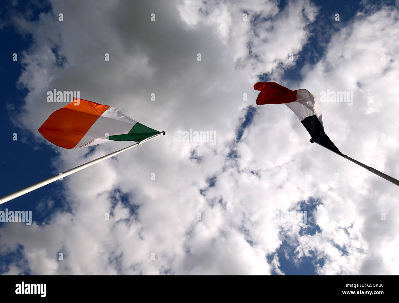 Le drapeau irlandais vole aux côtés des drapeaux français et européens à l'extérieur de l'hôtel de ville de Versailles alors que la ville hôte de la République d'Irlande au cours de l'équipe de football 2016 Championnat d'Europe en France. Banque D'Images