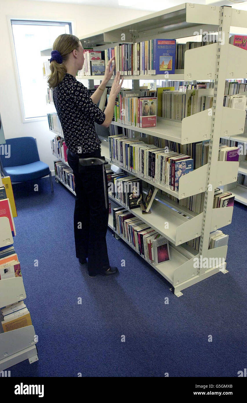 L'bibliothécaire Adele Finchn, au nouveau centre Harmondsworth de 550 lits, à l'ouest de Londres, qui sera utilisé pour accueillir les détenus de l'immigration en attendant leur demande d'asile politique. * ....c'est le deuxième des trois centres de détention du Service de l'immigration à ouvrir, après Dungavel en Écosse qui a lancé. Les militants pour les droits des réfugiés s'opposent amèrement à la politique de détention du Gouvernement et disent que l'argent devrait être dépensé pour améliorer le système de demande d'asile lui-même. Banque D'Images