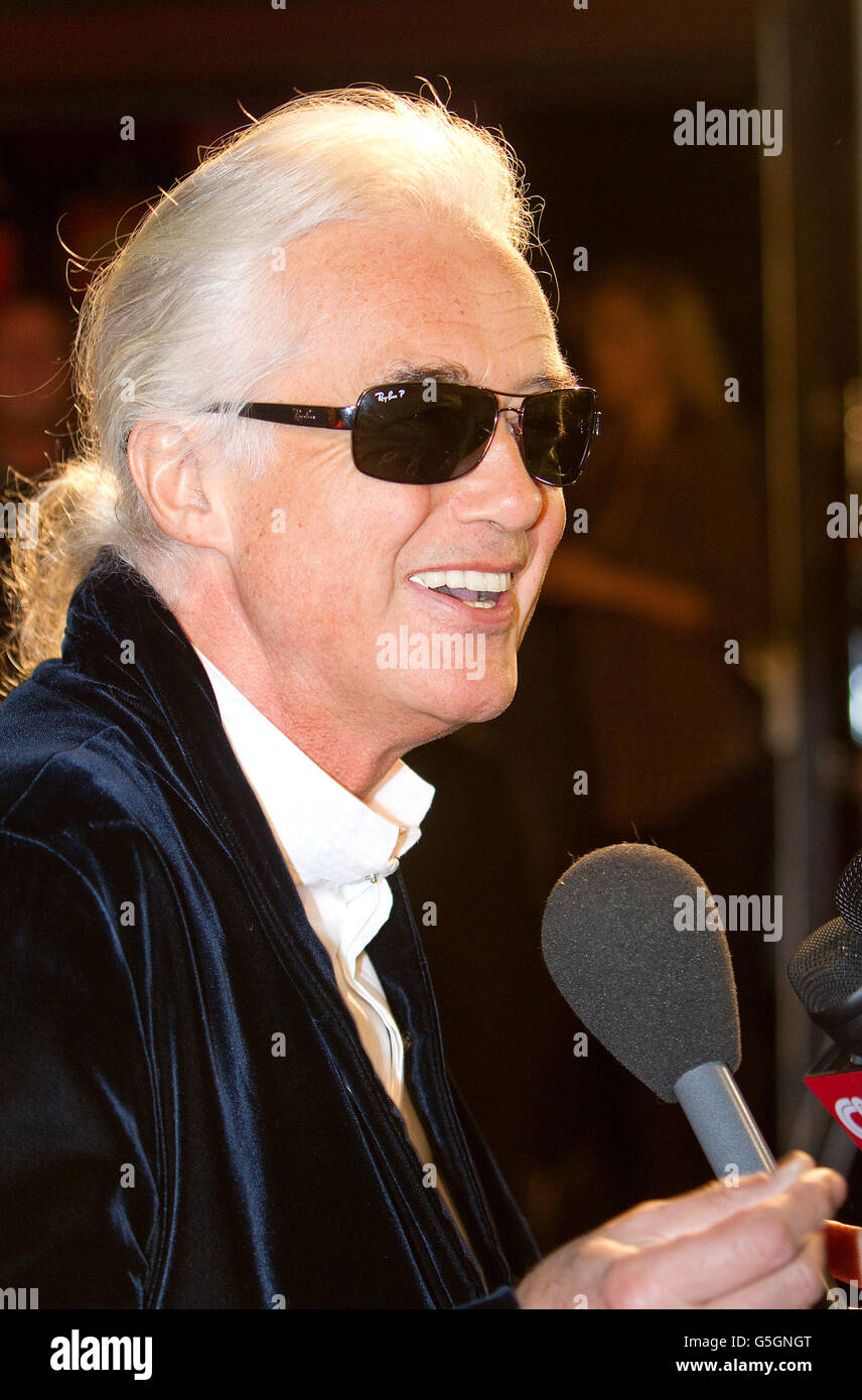 Jimmy page du groupe dirigé Zepplin arrive à la première britannique au Hammersmith Apollo du film Celebration Day. APPUYEZ SUR ASSOCIATION photo. Date de la photo : vendredi 12 2012 octobre. Le crédit photo devrait se lire comme suit : Philip Toscano/PA Wire Banque D'Images