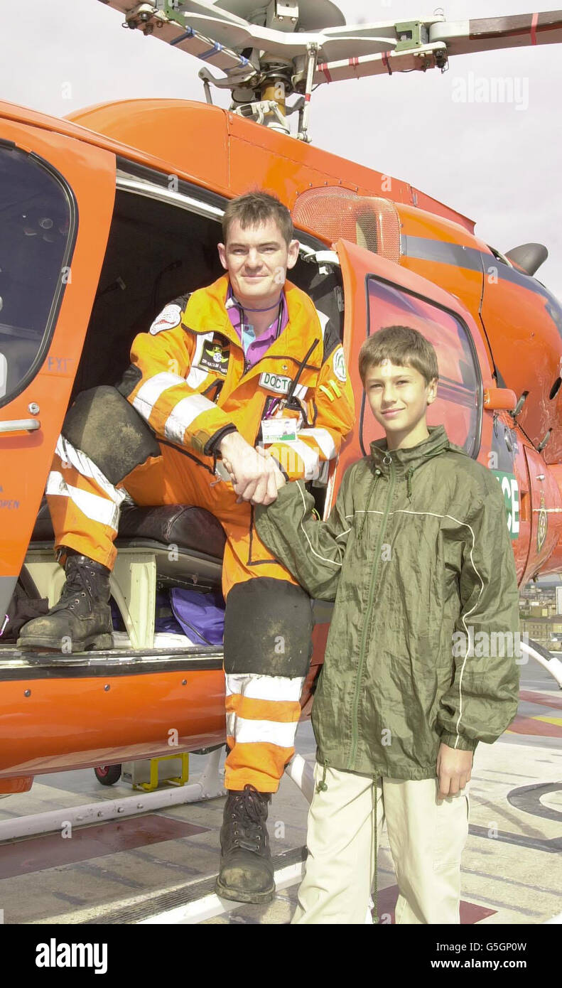 Sam Munden, un garçon de 12 ans, qui était à quelques minutes de la mort après avoir traversé la glace d'un étang qui rencontrait son sauveteur, le major Malcolm Russell, sur l'héliport de l'hôpital Royal London pour la première fois depuis que le médecin de l'armée l'a sorti de l'étang East London.* la réunion a été pour marquer l'annonce que le major Russell a remporté une nomination de personnes de l'année 2001 par l'Association royale pour l'invalidité et la réadaptation (RADAR). Banque D'Images