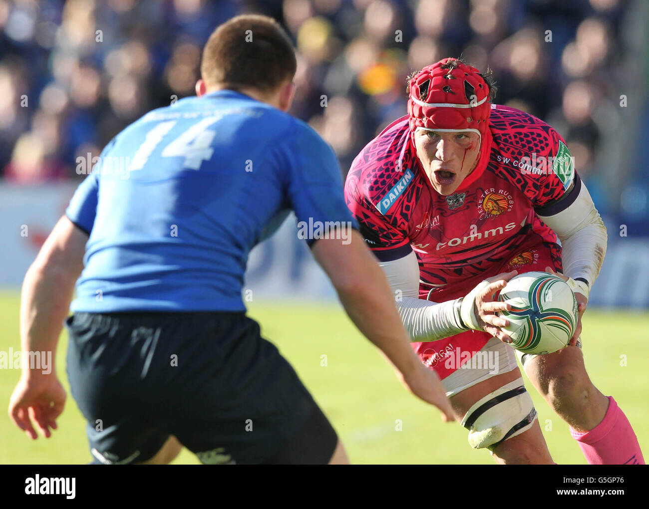 Ian Madigan de Leinster et Tom Johnson des chefs Exeter en action pendant le match Heineken Cup Pool Five au RDS, Leinster. Banque D'Images