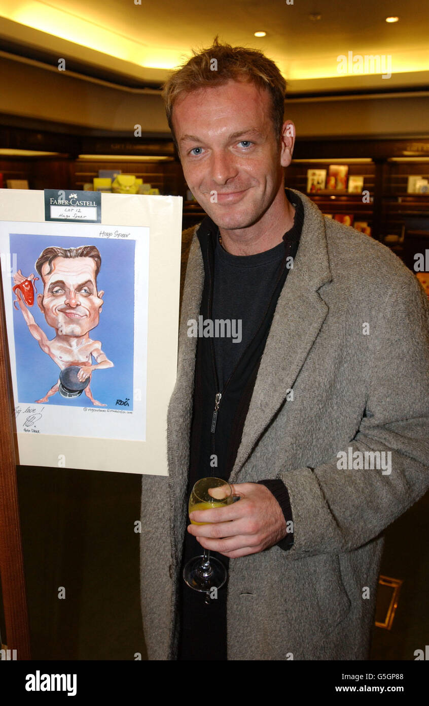 L'acteur Hugo Spear avec un dessin de lui-même lors d'une vente aux enchères de caricatures de célébrités à l'aide de War Child après le lancement des derniers dessins du styliste Faber-Castell à Harrods à Londres. Banque D'Images