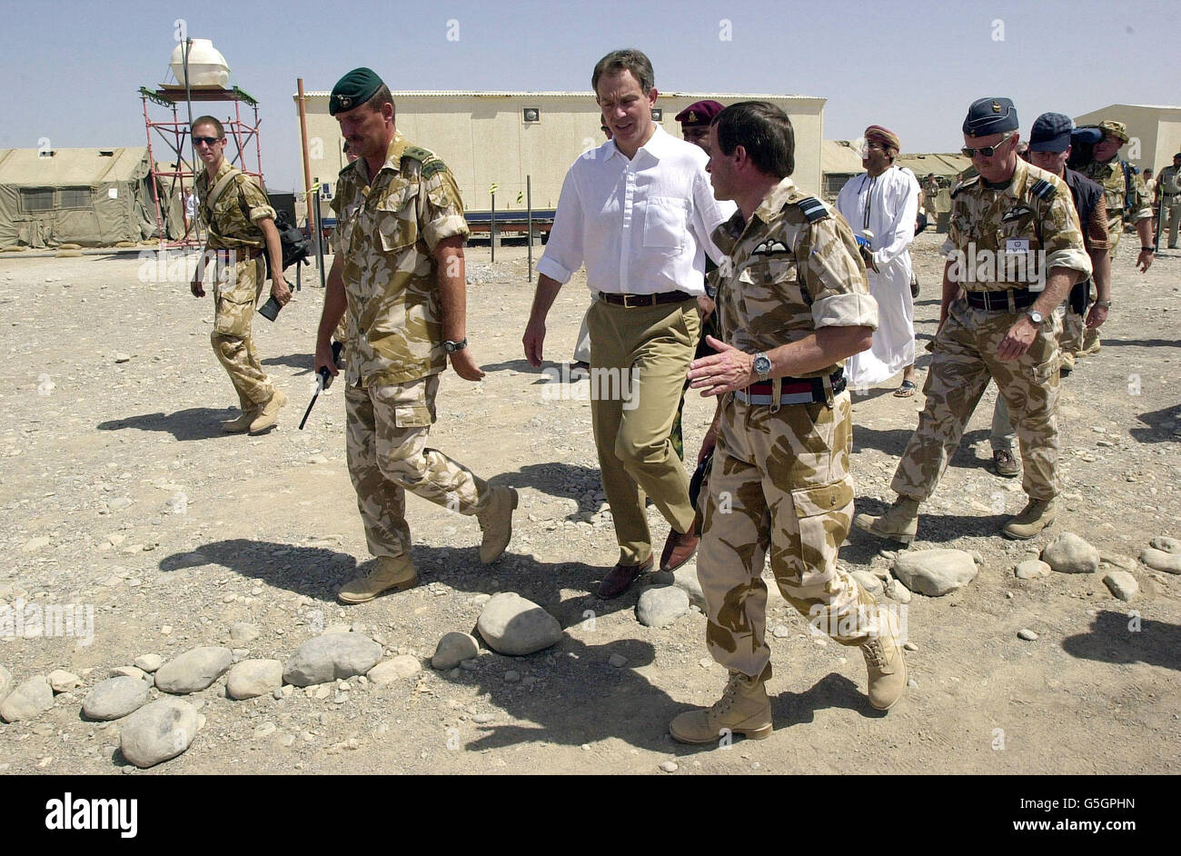 Le Premier ministre Tony Blair rend visite aux troupes britanniques en exercice à Oman. M. Blair s'est joint aux troupes lors d'une visite de la base Al Sha'afa, le centre de commandement de l'opération Swift Sword II, impliquant plus de 20,000 militaires britanniques. * dans le plus grand déploiement depuis la guerre du Golfe. Banque D'Images