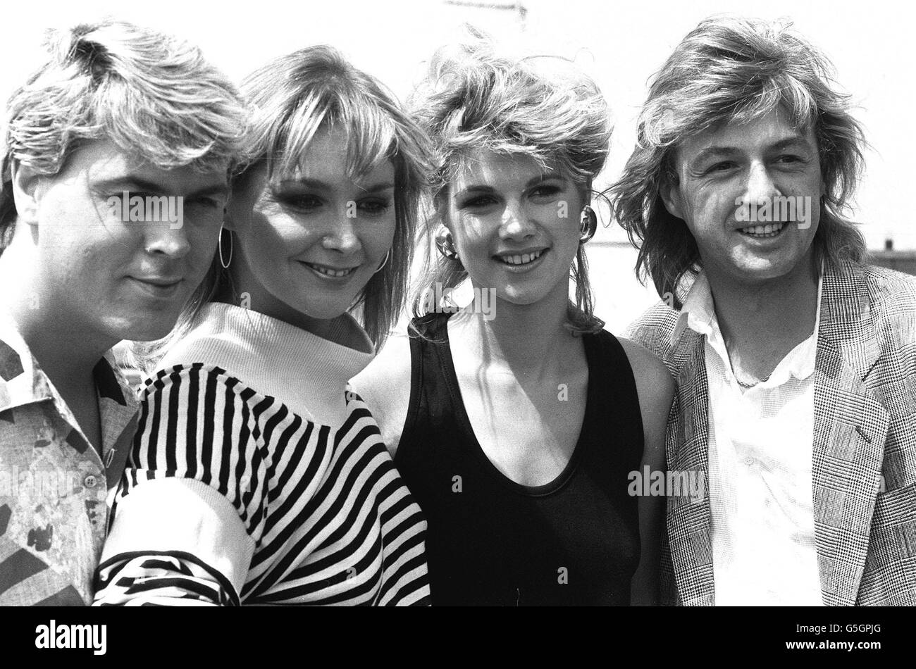 La nouvelle gamme Bucks Fizz, avec le dernier membre né à Uxbridge, Shelley Preston, 21 ans, deuxième à droite, qui a déménagé à Dorset à onze ans, mais qui a plus récemment vécu à Salisbury, Wilts à Londres. Shelley remplace Jay Ashton, choisi parmi plus de 1000 lors d'auditions ouvertes à Londres il y a plusieurs semaines. Depuis la gauche : Mike Nolan, Cheryl Baker, Shelley et Bobby Gee. Banque D'Images