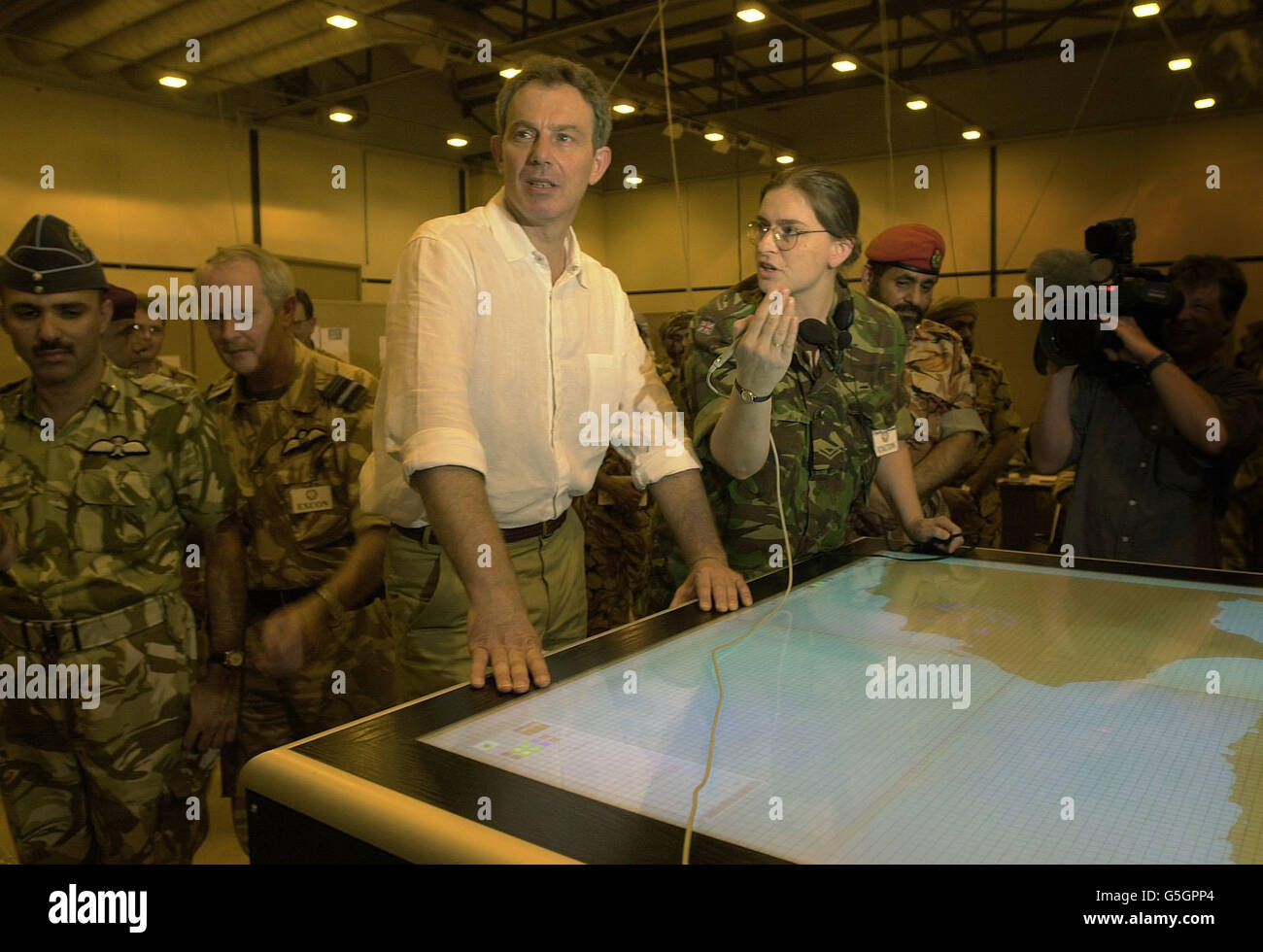 Tony Blair dans le commandement et l'opération de la base militaire d'Al Sha'afa qui est utilisée par les troupes britanniques dans le nord de l'Oman. Le premier ministre britannique effectue une visite diplomatique de deux jours dans la région. La base est le centre de l'opération Swift Sword II * ... impliquant plus de 20,000 militaires britanniques dans le plus grand déploiement depuis la guerre du Golfe, bien que les forces ne soient pas impliquées dans les attaques actuelles contre l'Afghanistan. Banque D'Images
