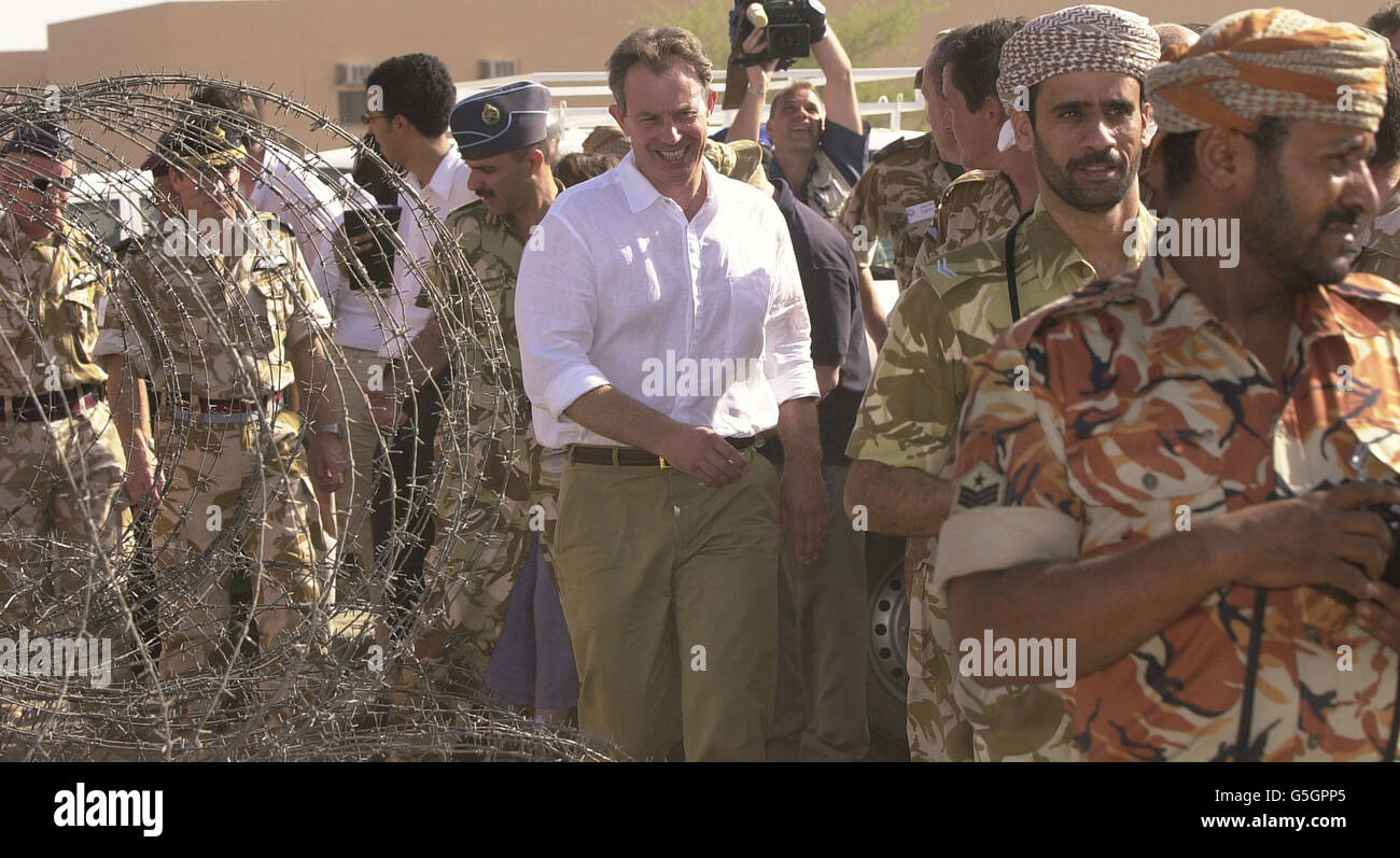 Tony Blair arrive pour parler aux troupes de la base militaire d'Al Sha'afa qui est utilisée par les troupes britanniques dans le nord de l'Oman. Le premier ministre britannique effectue une visite diplomatique de deux jours dans la région. La base est le centre de l'opération Swift Sword II * ...involving plus de 20,000 militaires britanniques dans le plus grand déploiement depuis la guerre du Golfe, bien que les forces ne soient pas impliquées dans les attaques actuelles contre l'Afghanistan. Banque D'Images