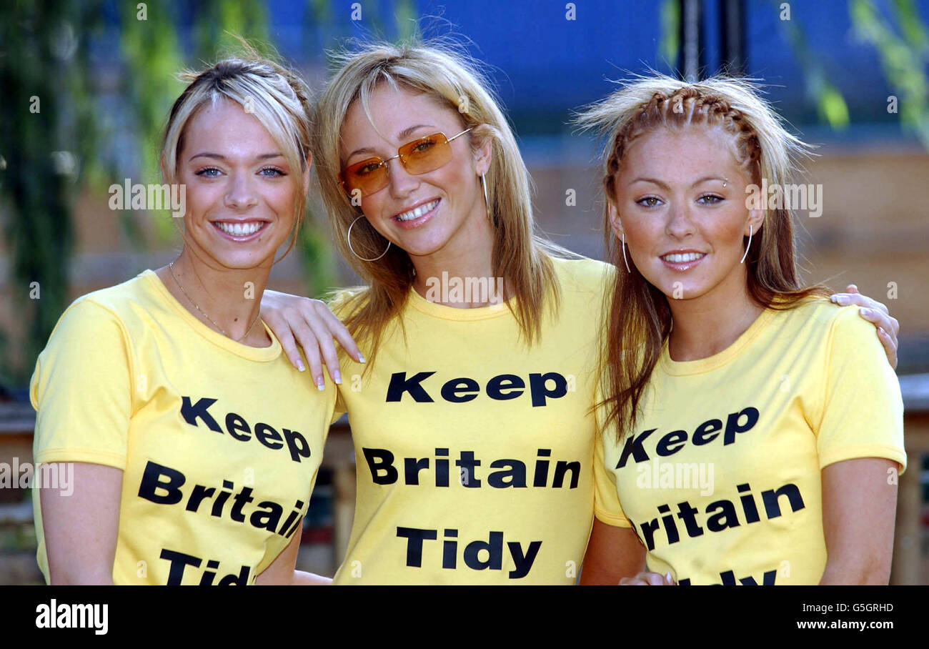 Le groupe pop Atomic Kitten, de gauche à droite; Liz McClarnon, Jenny Frost et Natasha Hamilton dévoilent une importante campagne d'affiches à Camden, dans le nord de Londres. La campagne, qui présente le message « cessez de laisser tomber la litière dès maintenant », est organisée par la charité Tidy Britain Group et vise à amener les enfants à arrêter de faire tomber la litière. Banque D'Images