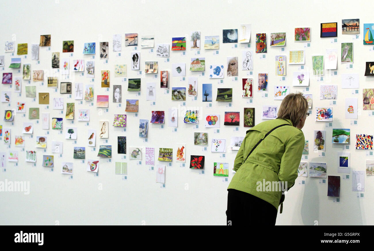 Les membres du public ont peint des cartes postales lors de l'exposition et de la vente aux enchères Big Art Secret, qui comprennent des œuvres originales de Tracy Emin, David Hockney et David Cameron à la galerie Toowner d'Eastbourne, dans l'est du Sussex, en aide à l'Hospice de St Wilfrid. Banque D'Images